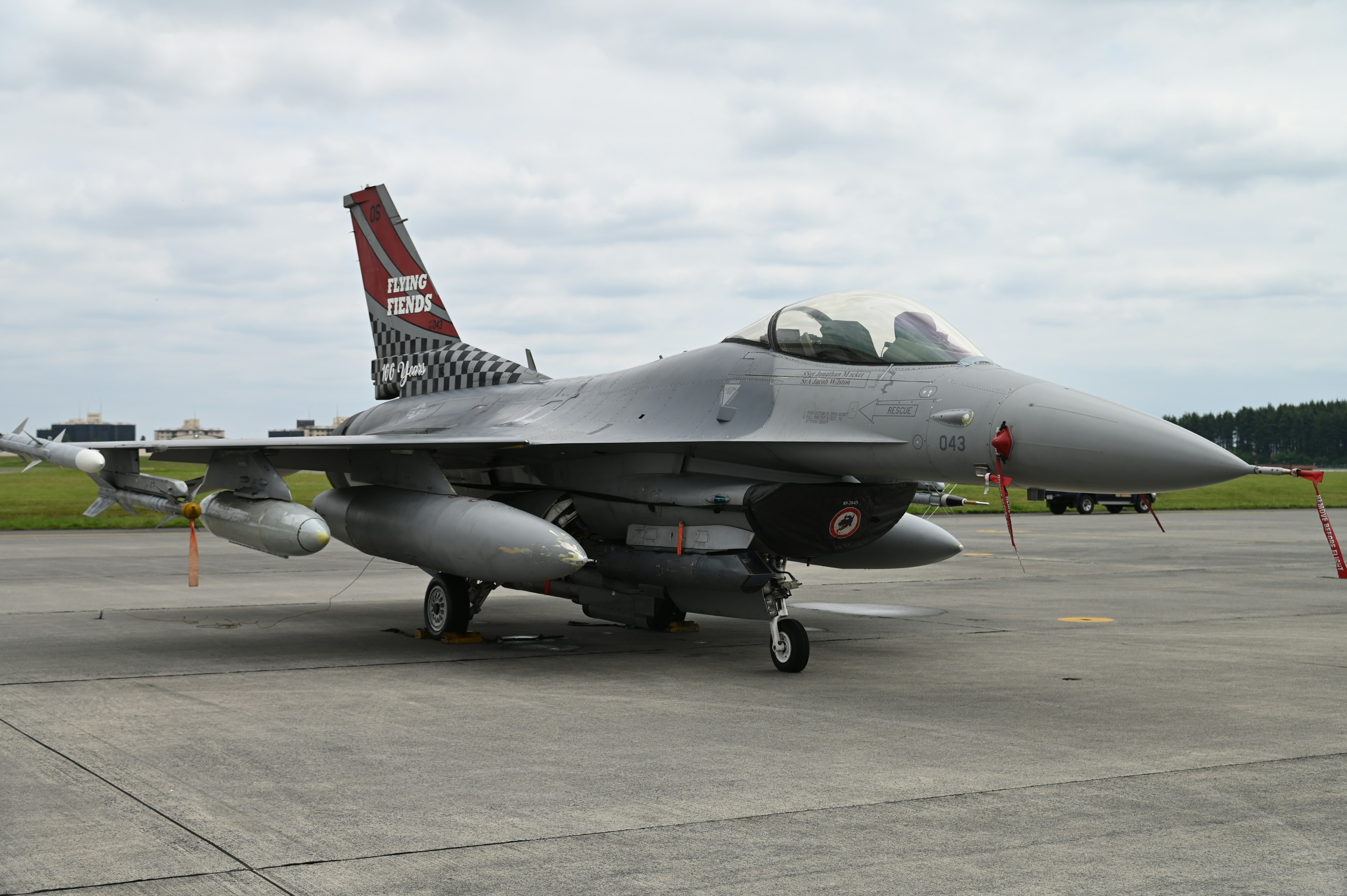 Seitenansicht eines F-16-Kampfflugzeugs, das auf einem Flughafen geparkt ist