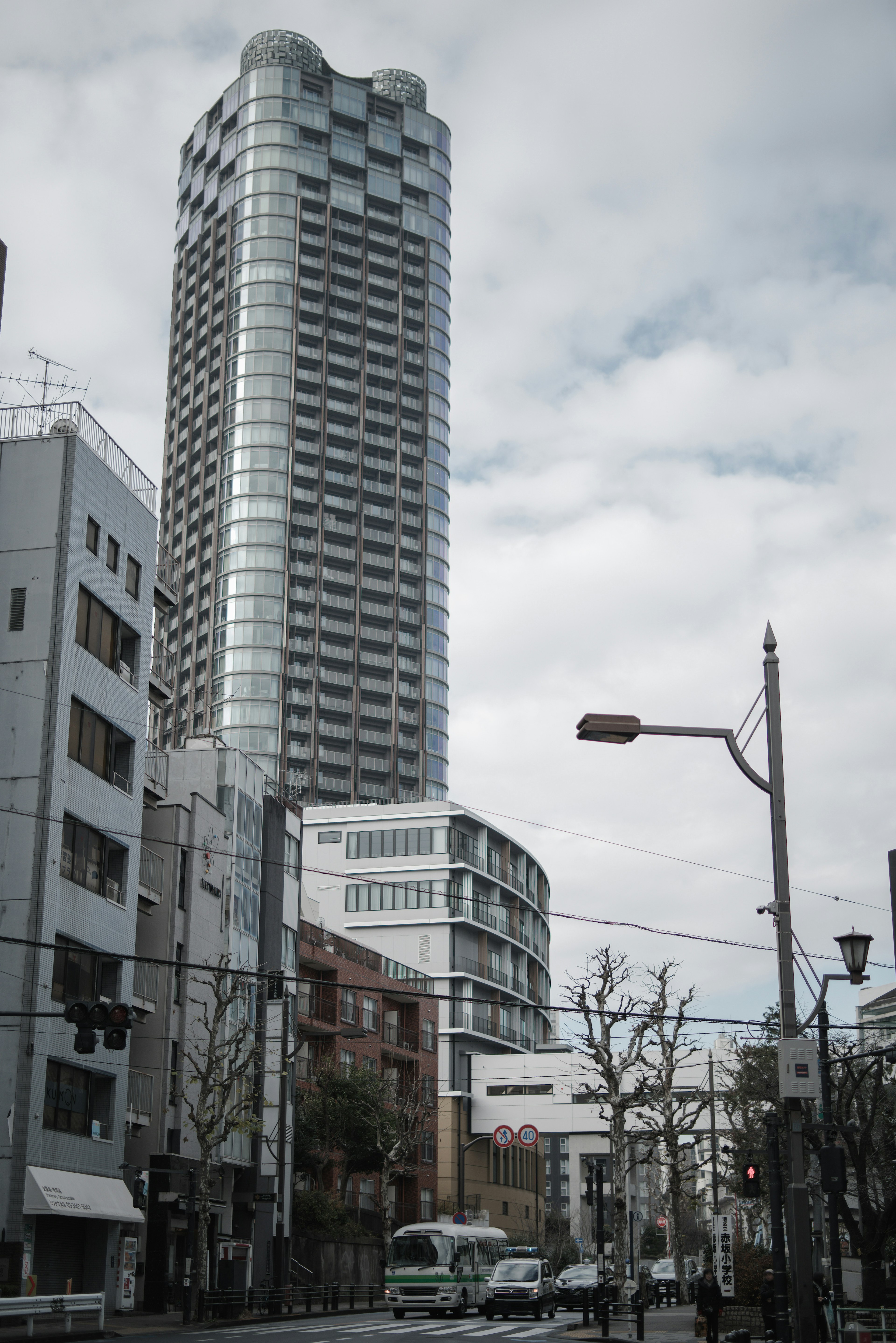 城市景觀，特色高樓和周圍建築