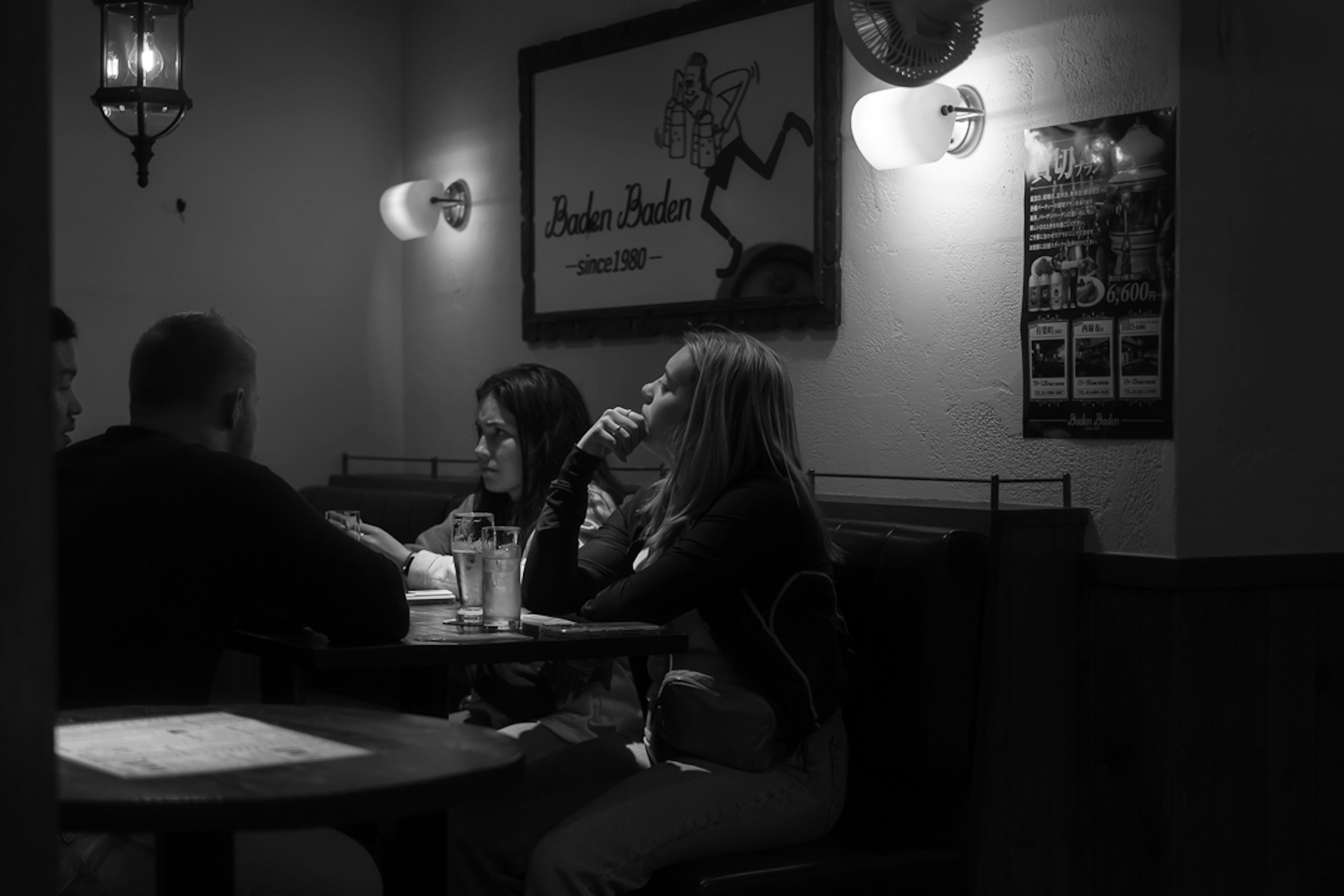 Personas disfrutando de una conversación en un restaurante con poca luz