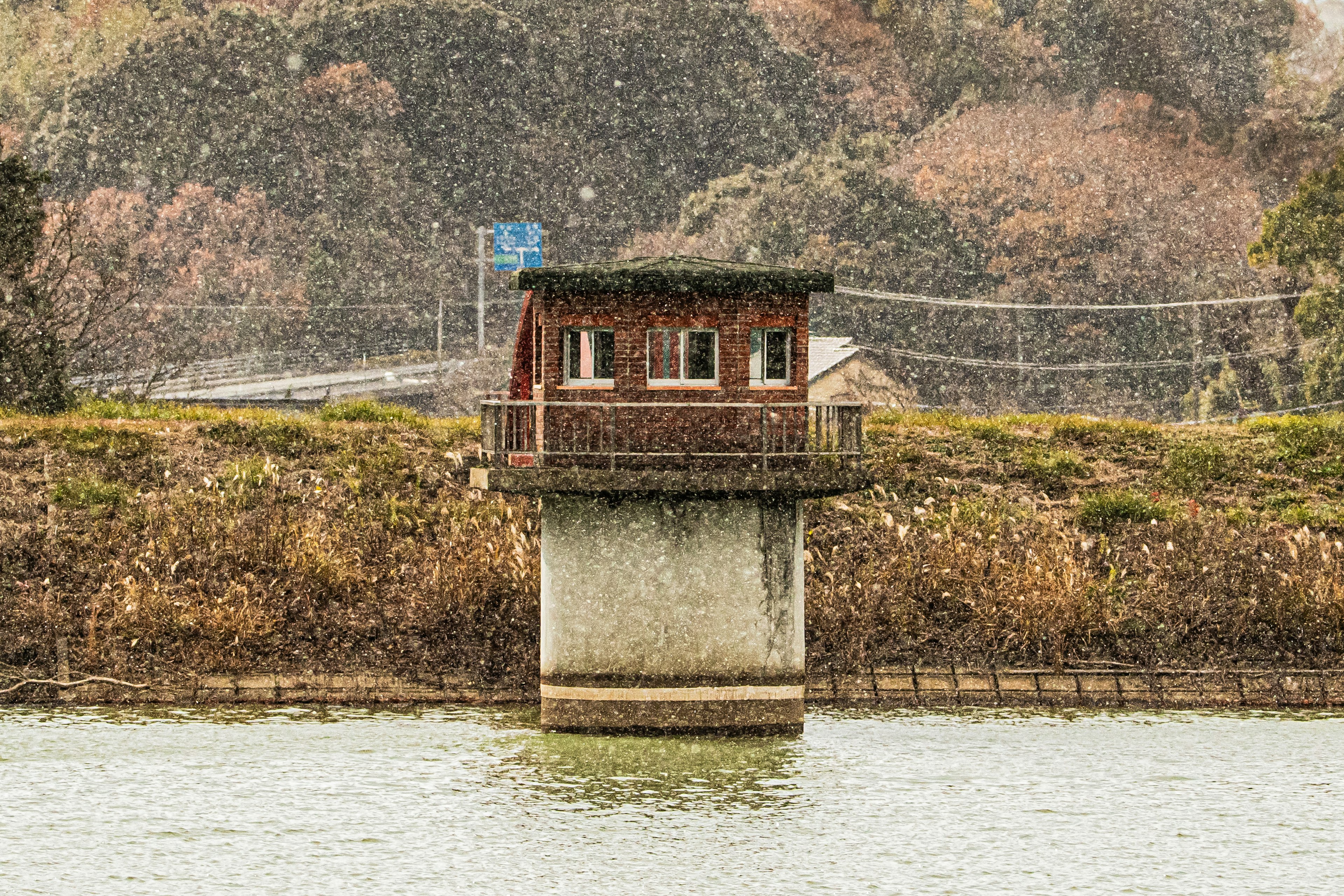 Una pequeña cabaña sobre pilotes sobre el agua con paisaje circundante