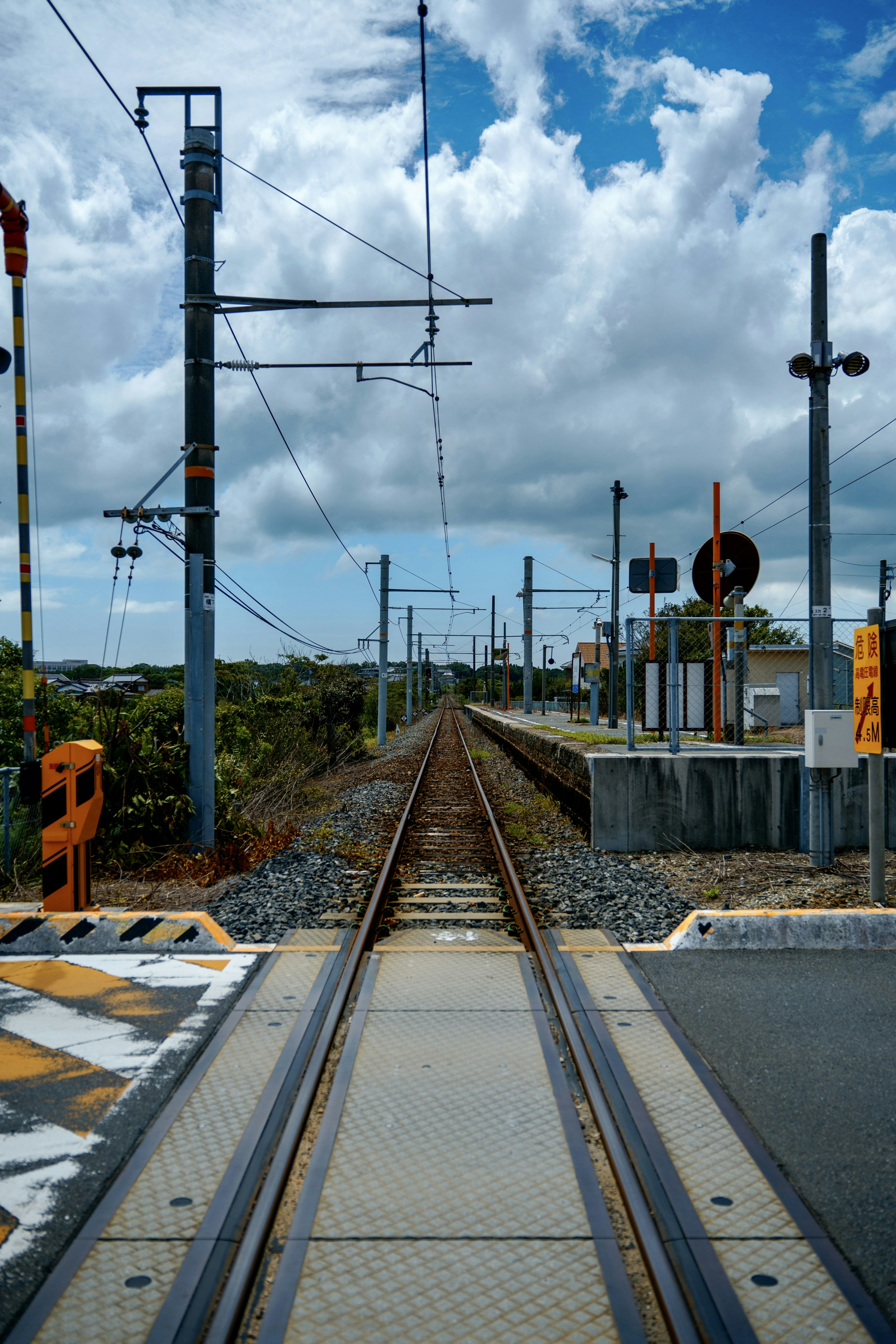 鐵路軌道與信號和多雲天空的景象