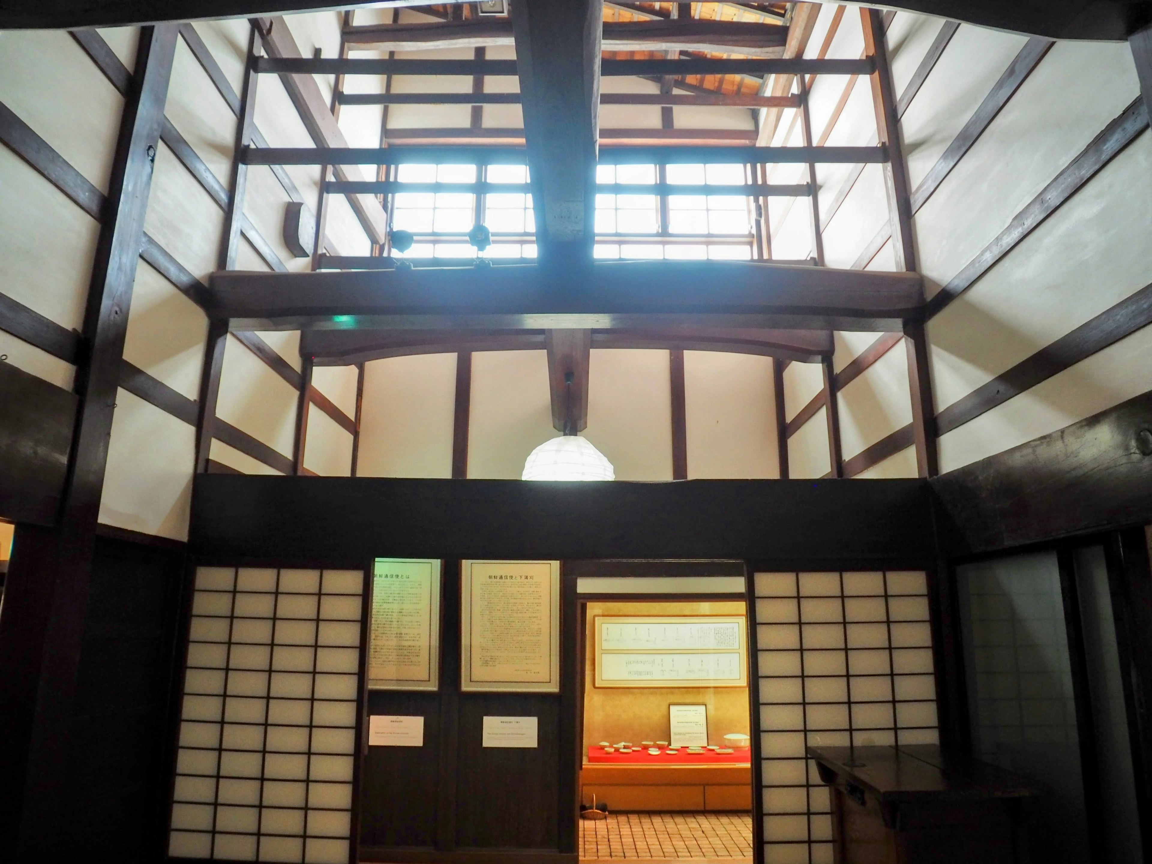 Interior de un edificio japonés tradicional con vigas de madera y pantallas shoji