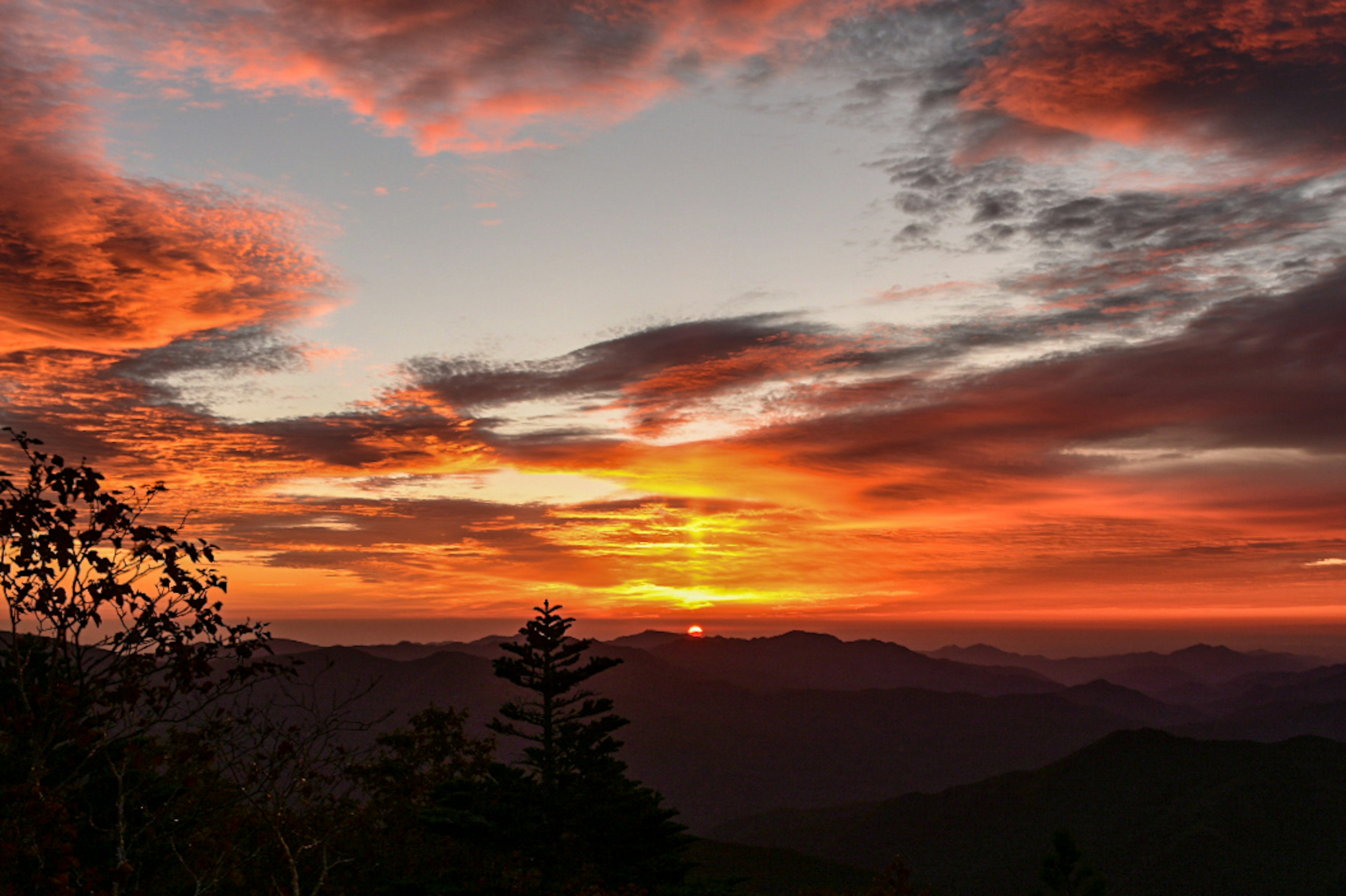 夕焼けの美しい風景　山々と木々が見える