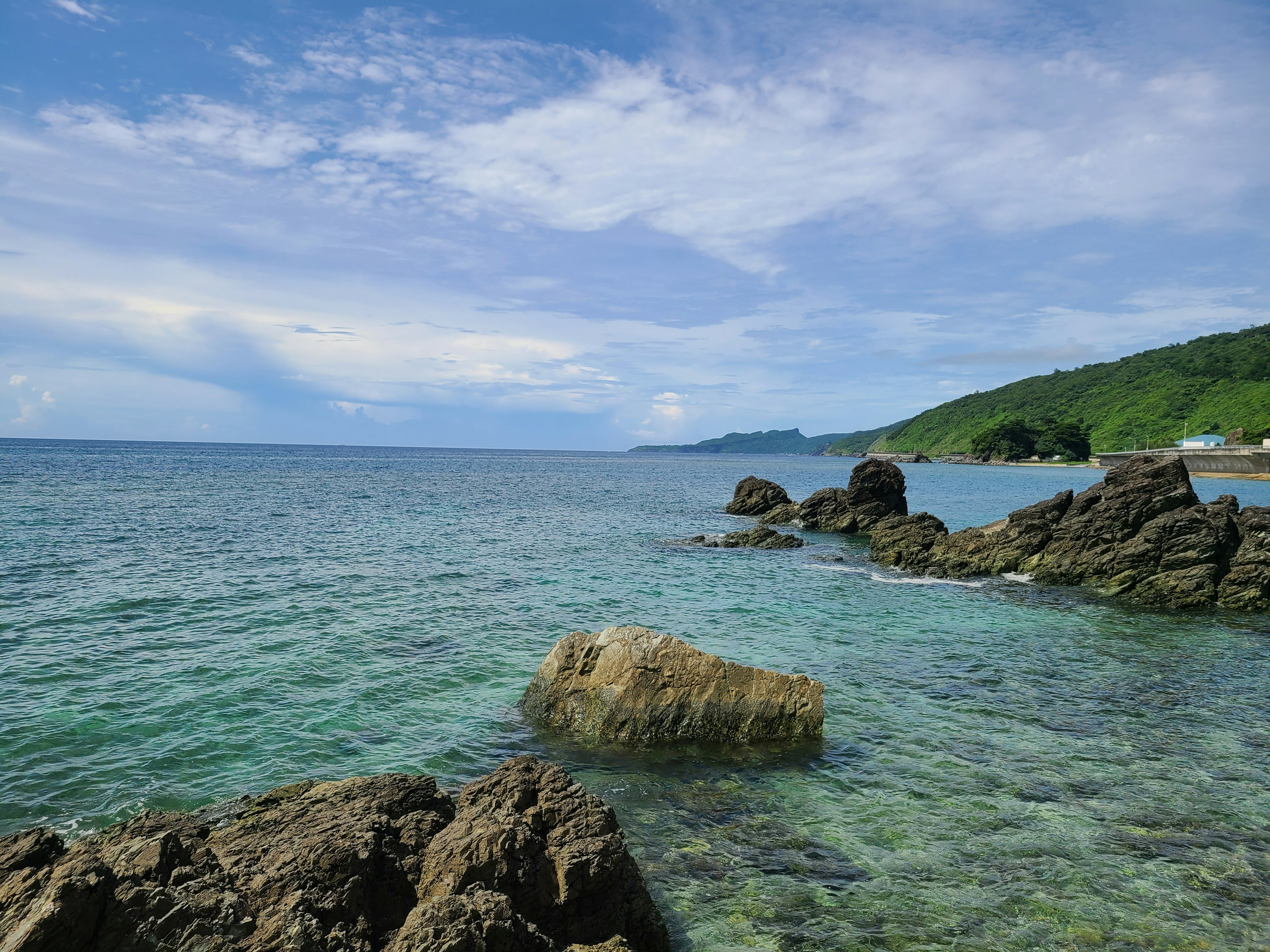 美丽的蓝色海洋和绿色山丘的风景