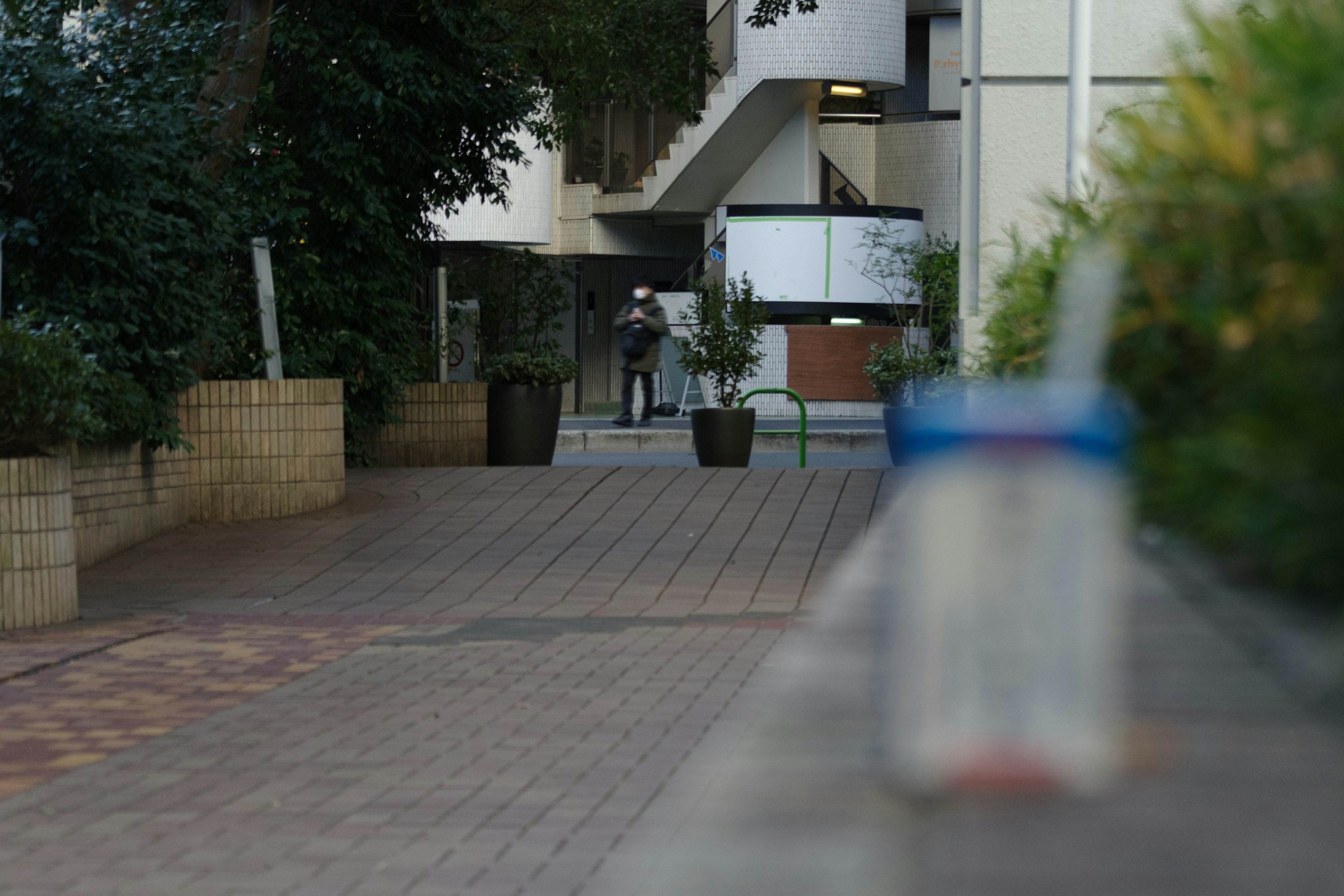 Primer plano de una taza con un fondo borroso que presenta escaleras y una persona