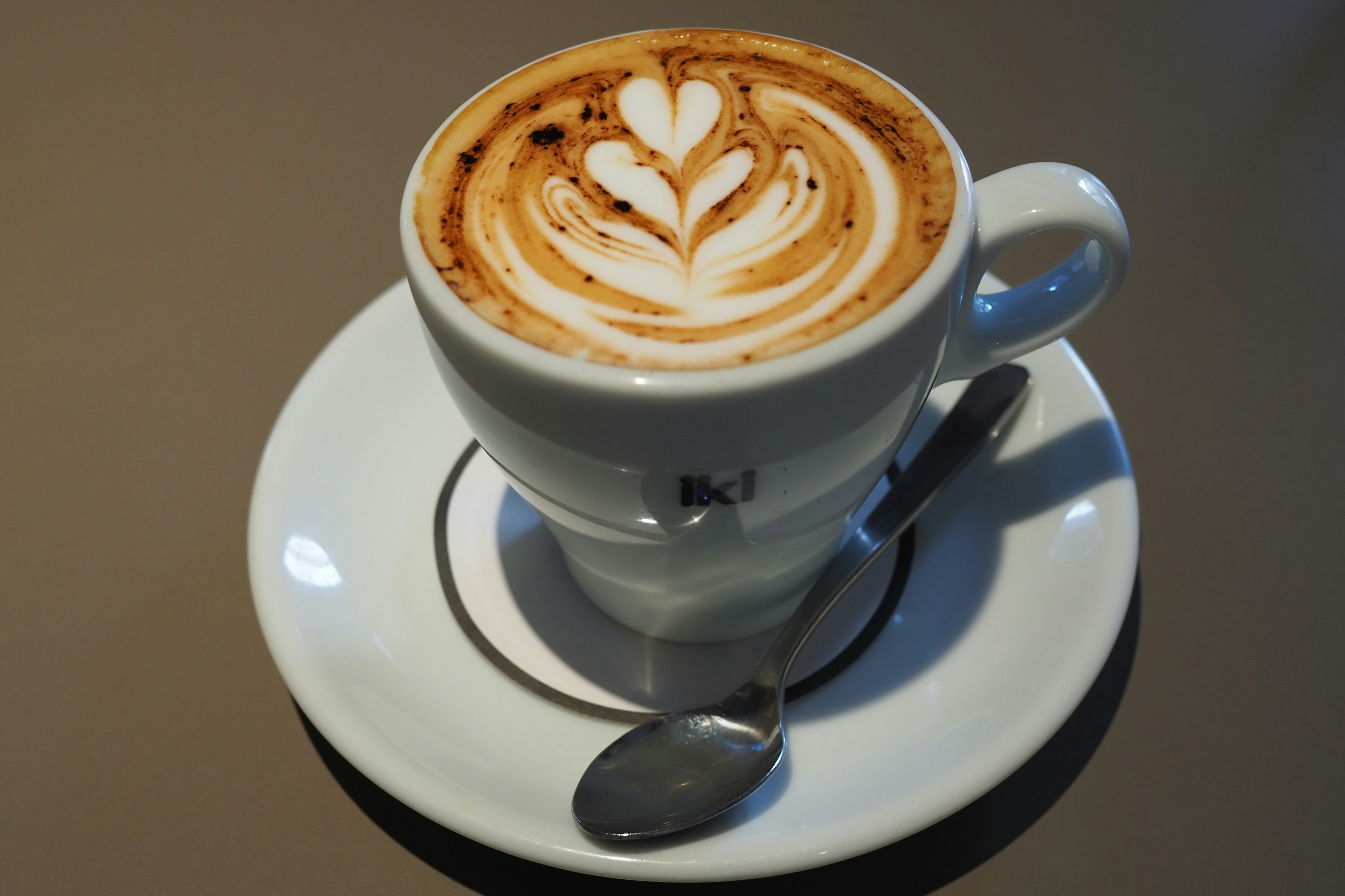 Eine Cappuccino-Tasse mit schöner Latte-Kunst oben