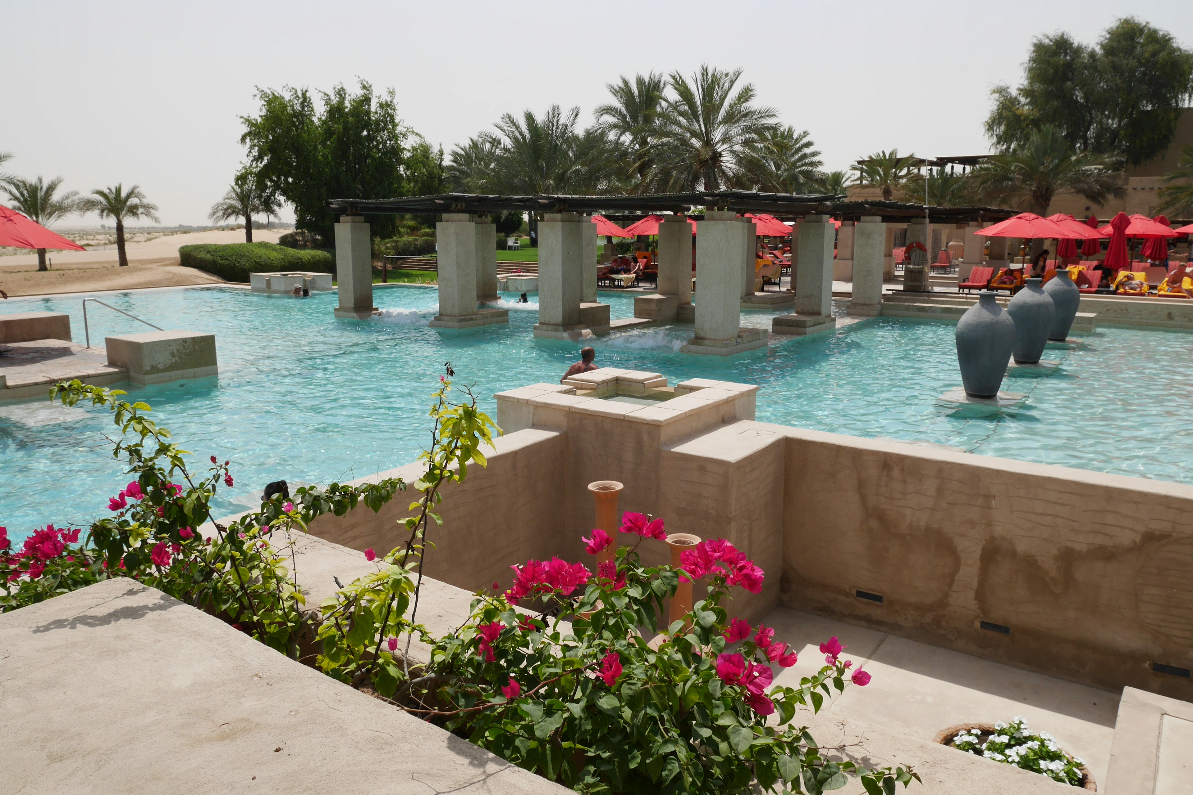 Aussicht auf ein Resort mit einem schönen Pool und blühenden Blumen