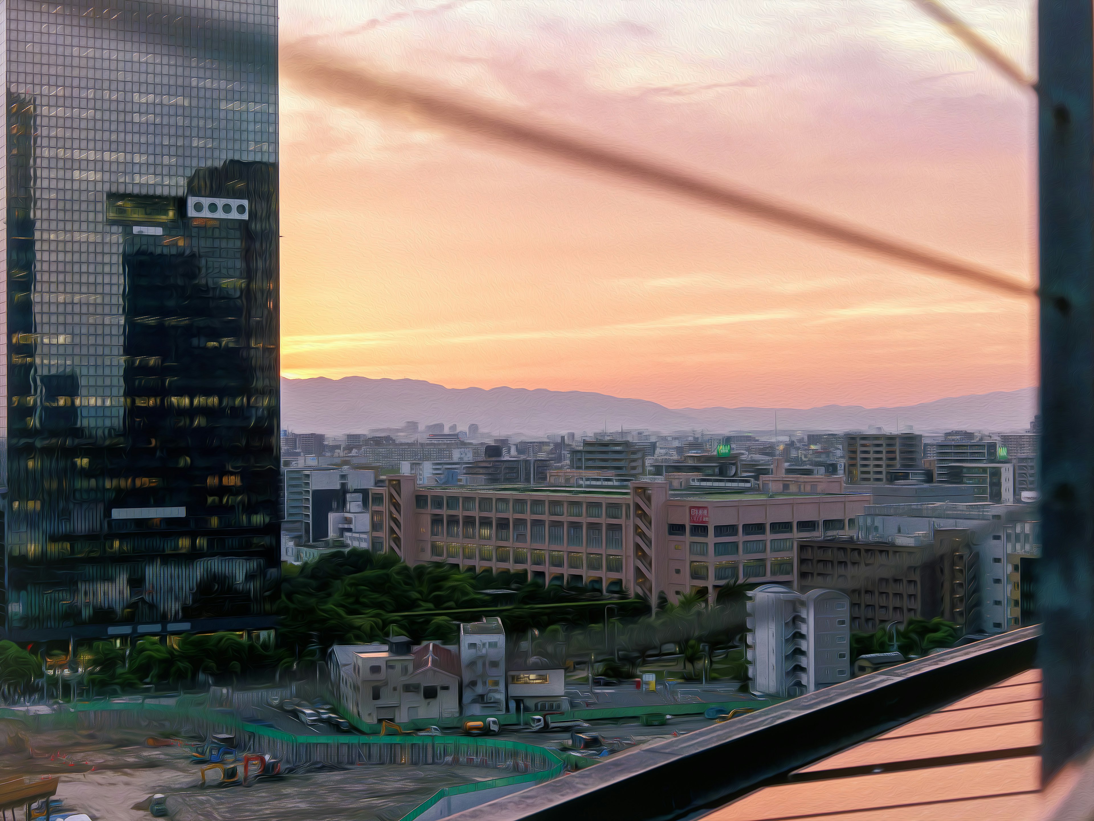 Orizzonte cittadino al tramonto con edifici moderni e montagne lontane