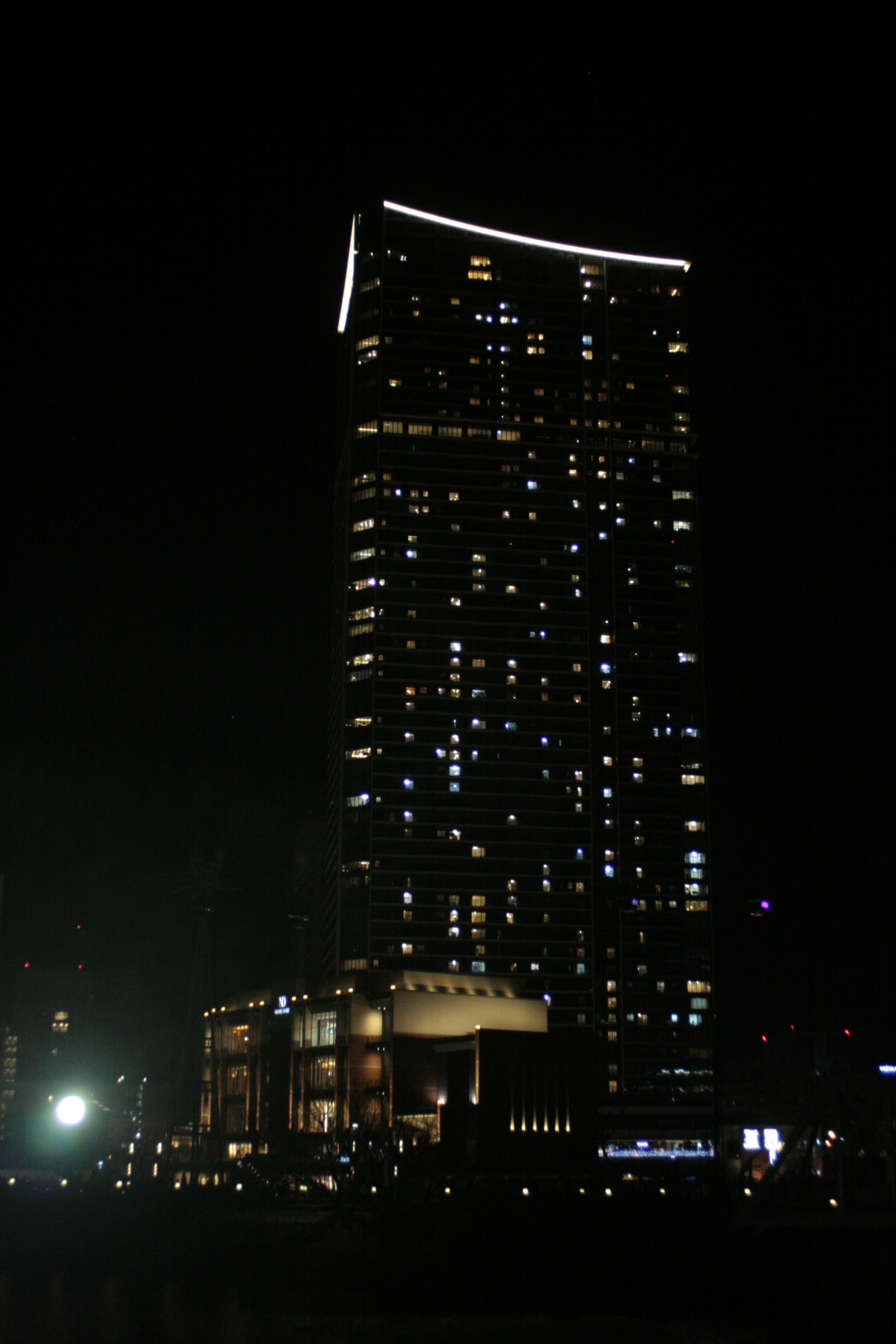 夜の都市で輝く高層ビルの画像