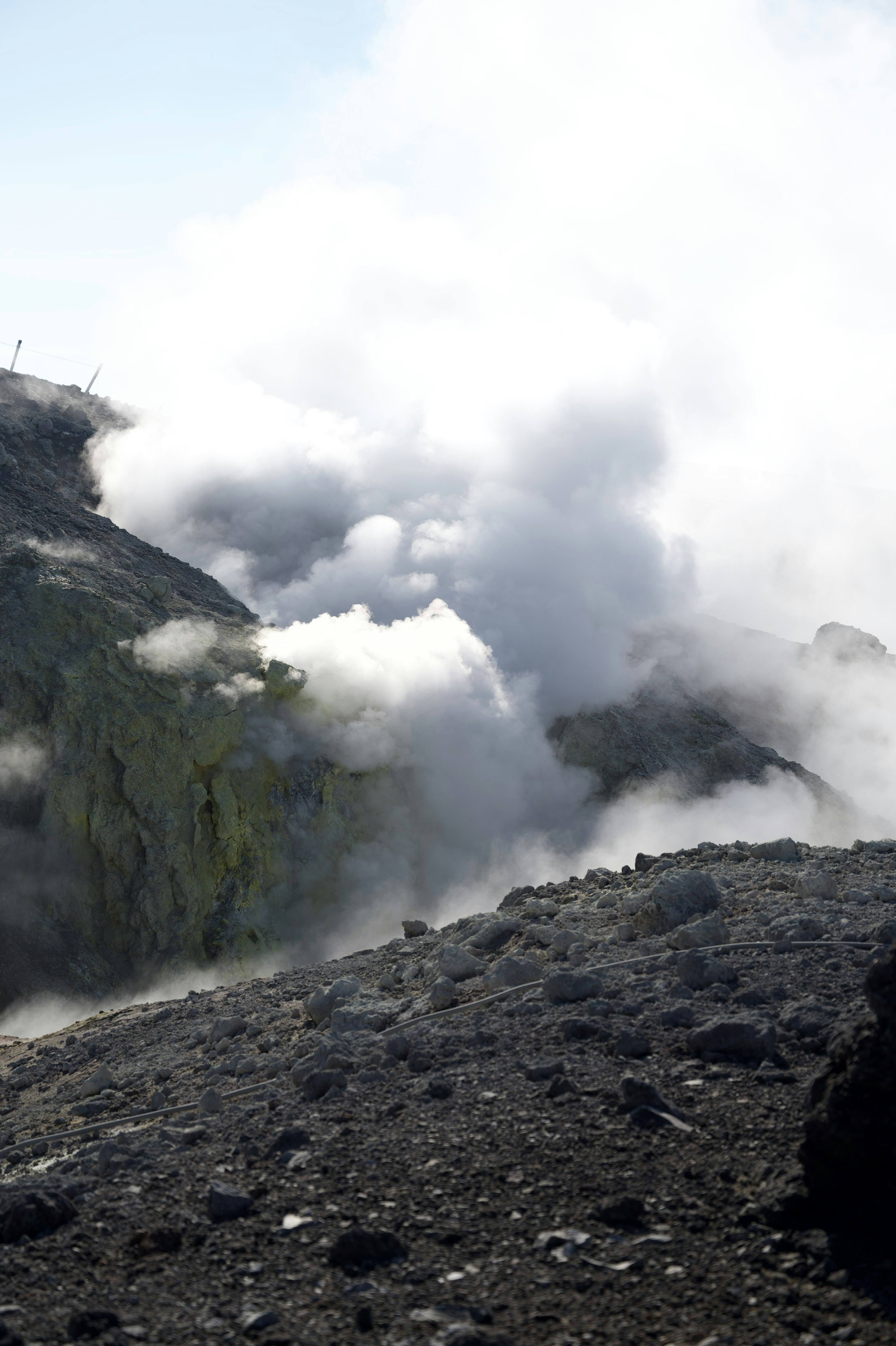 煙と灰が漂う火山の風景