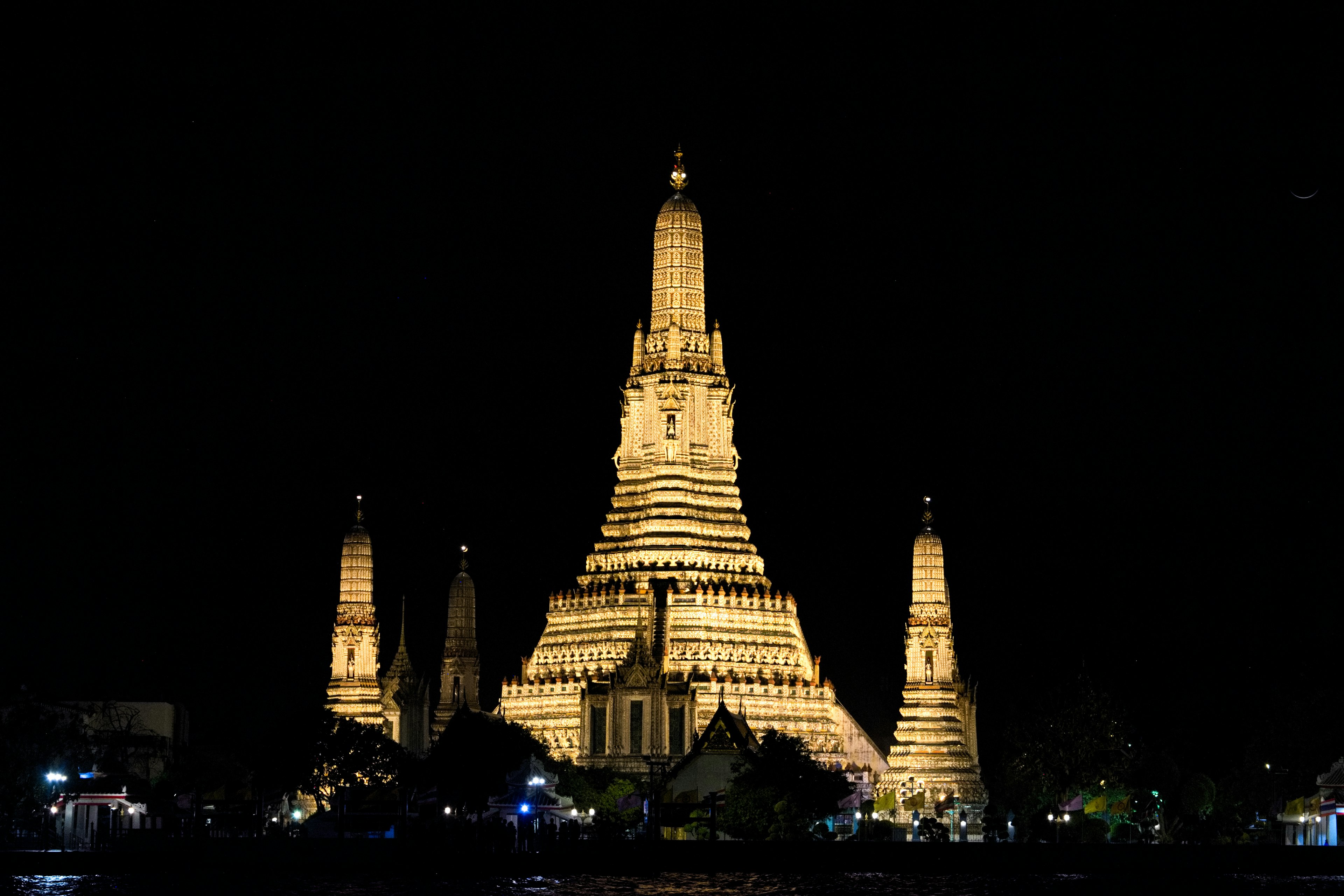 Wat Arun illuminato di notte con paesaggio circostante