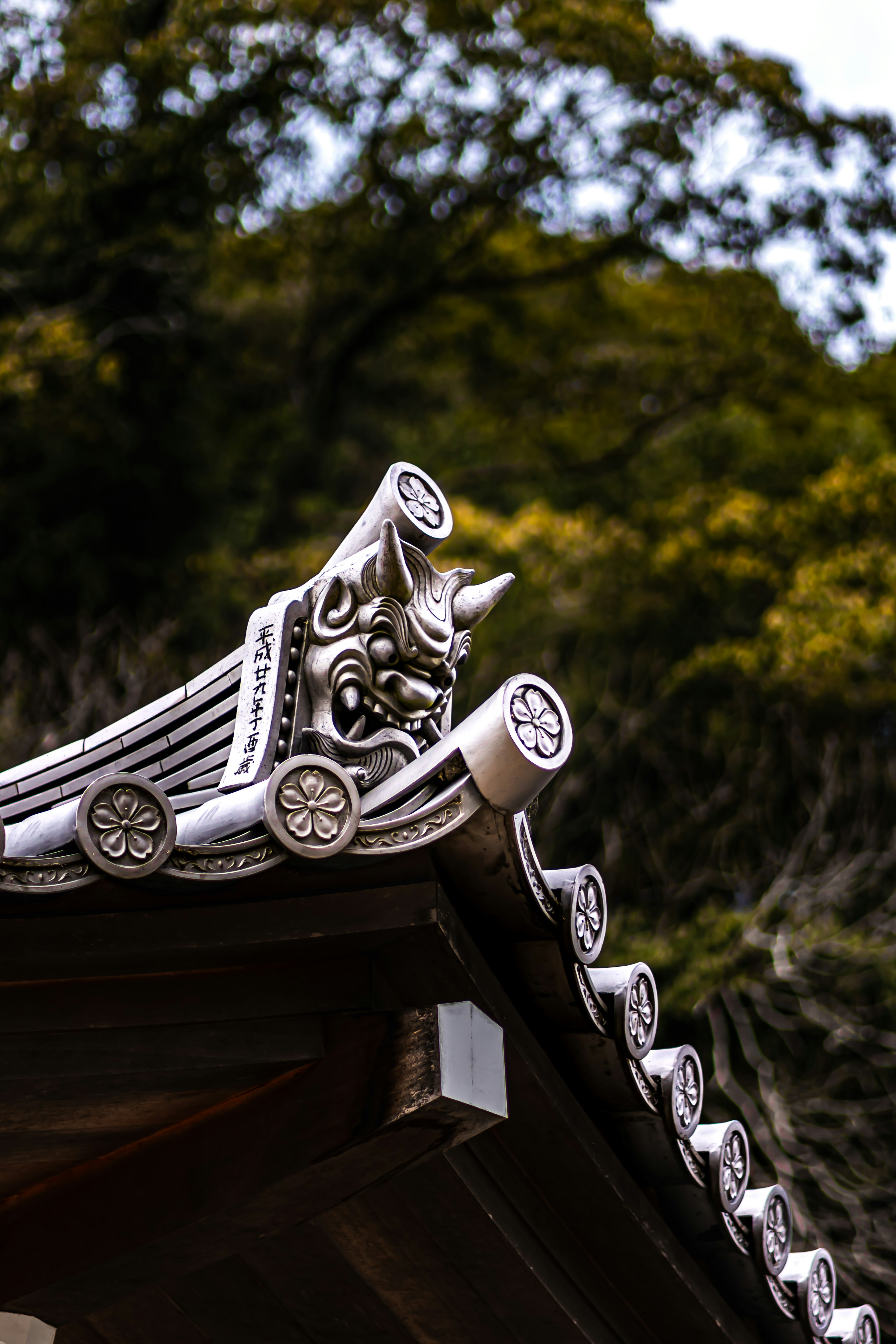 屋根の装飾的な瓦と彫刻のディテール