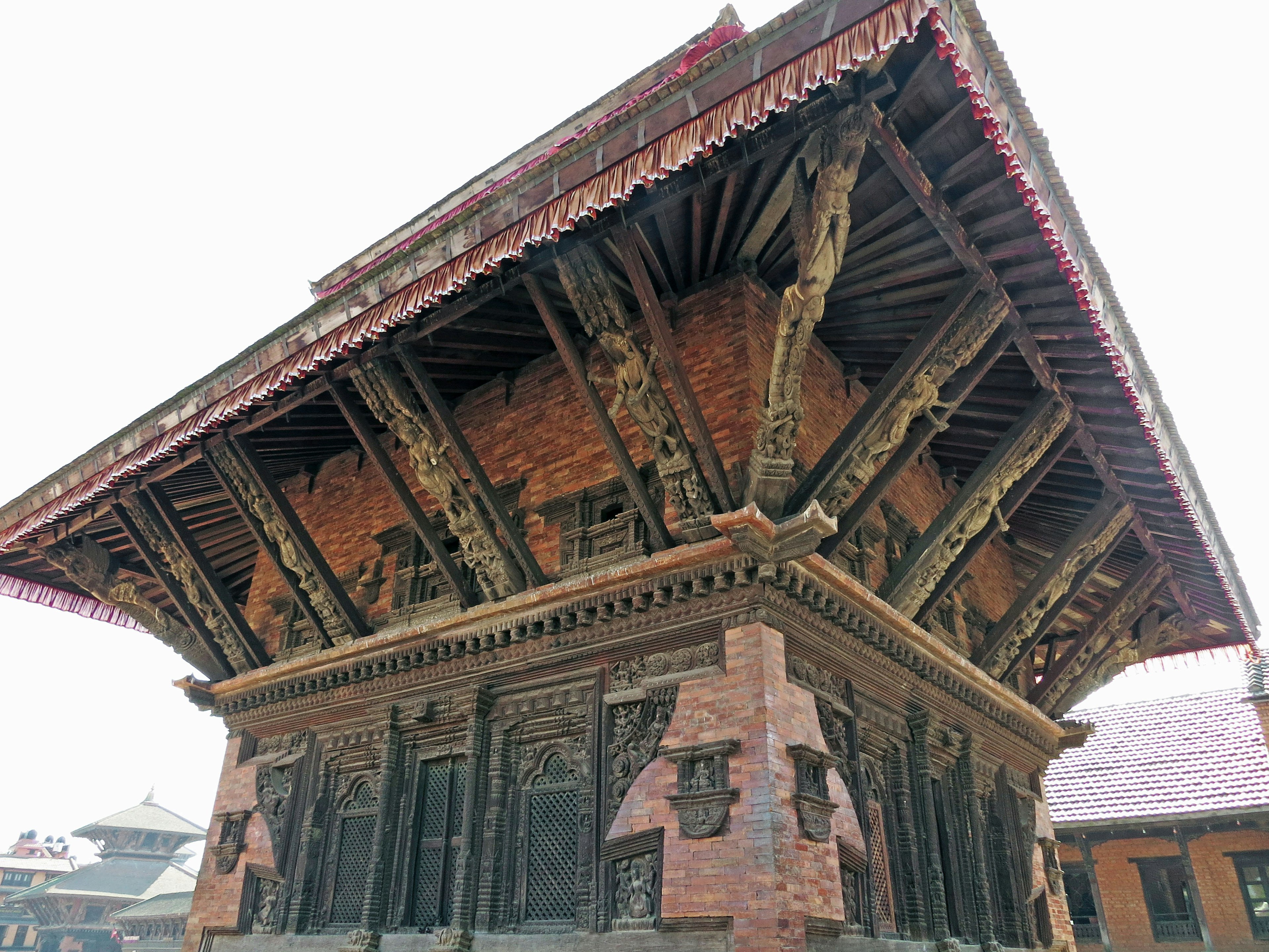 Traditioneller nepalesischer Tempel mit markantem Dach und kunstvollen Schnitzereien