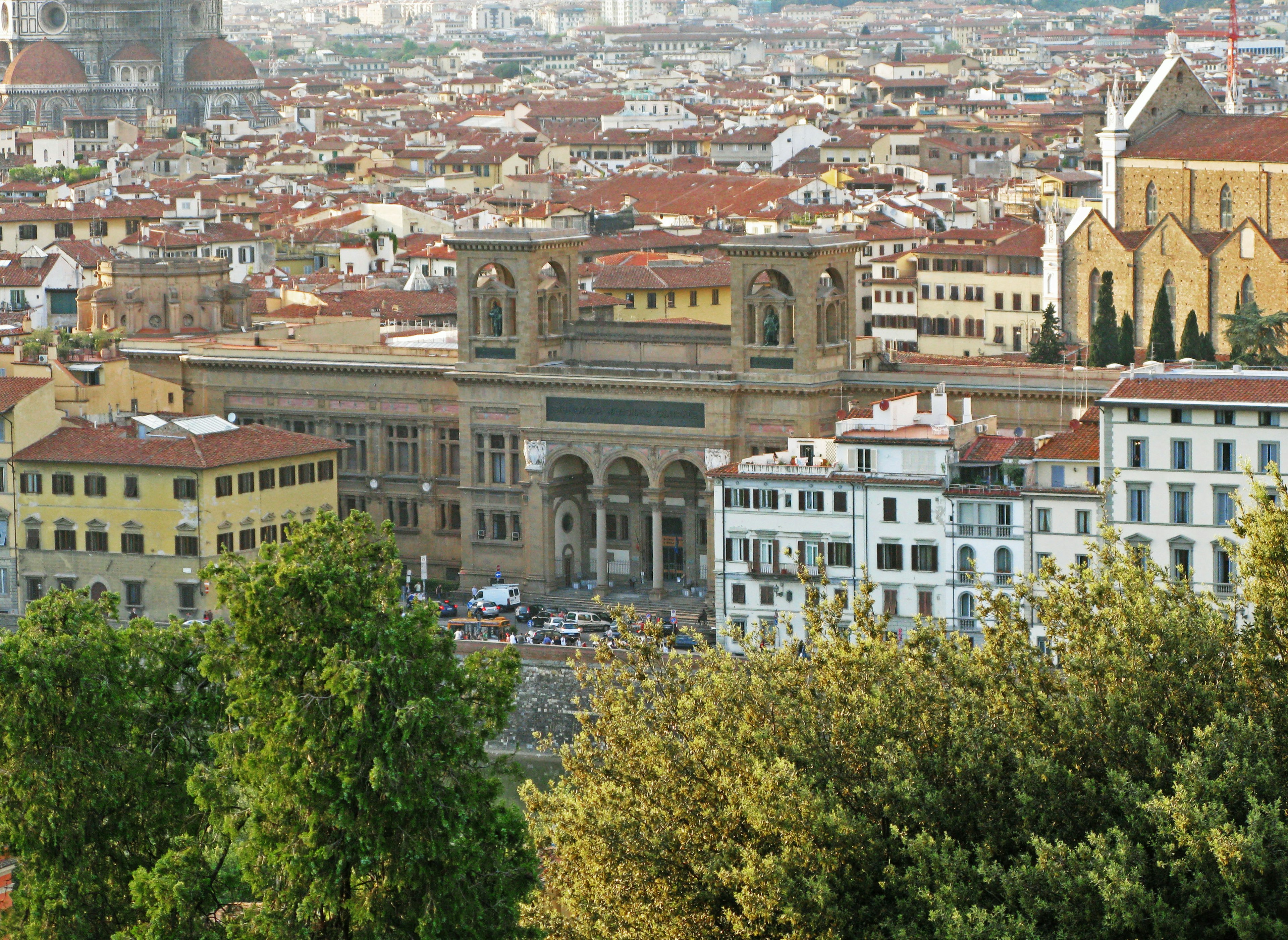 Panoramablick auf Florenz mit dem zentralen Marktgebäude und der umliegenden Architektur