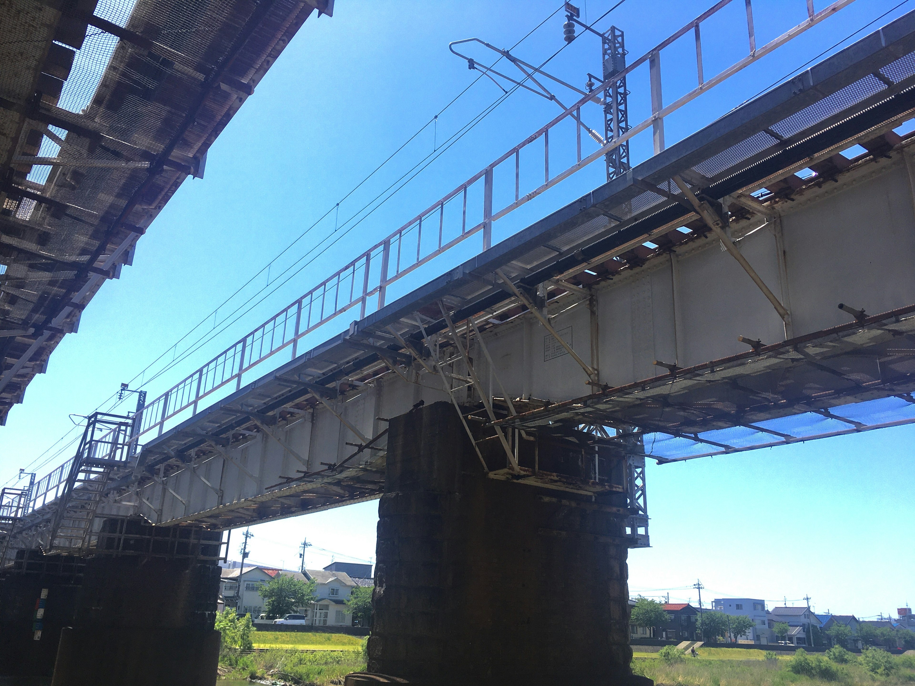 โครงสร้างสะพานรถไฟกับท้องฟ้าสีฟ้าเป็นพื้นหลัง