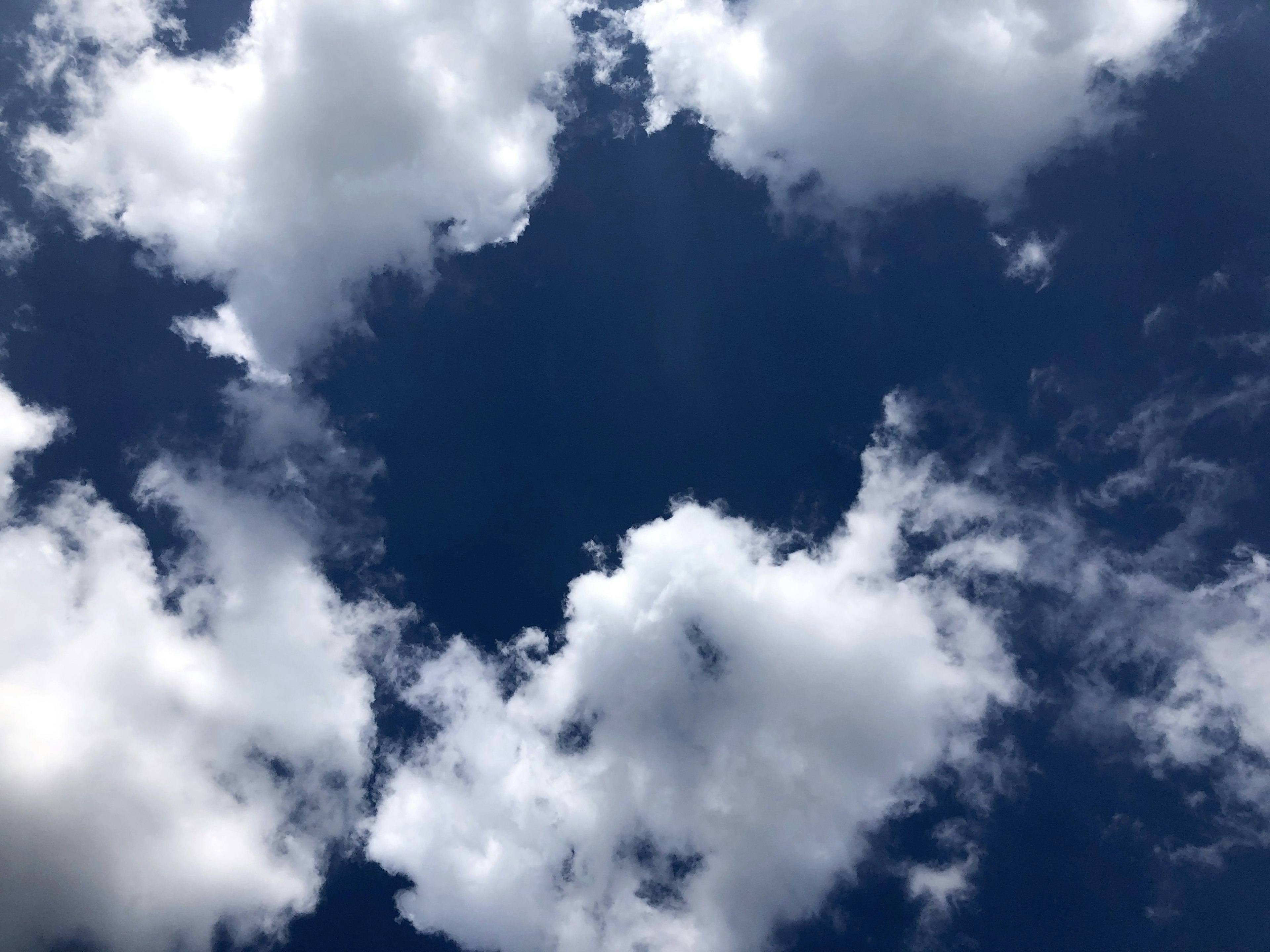 Nuvole bianche in un cielo blu a forma di cuore