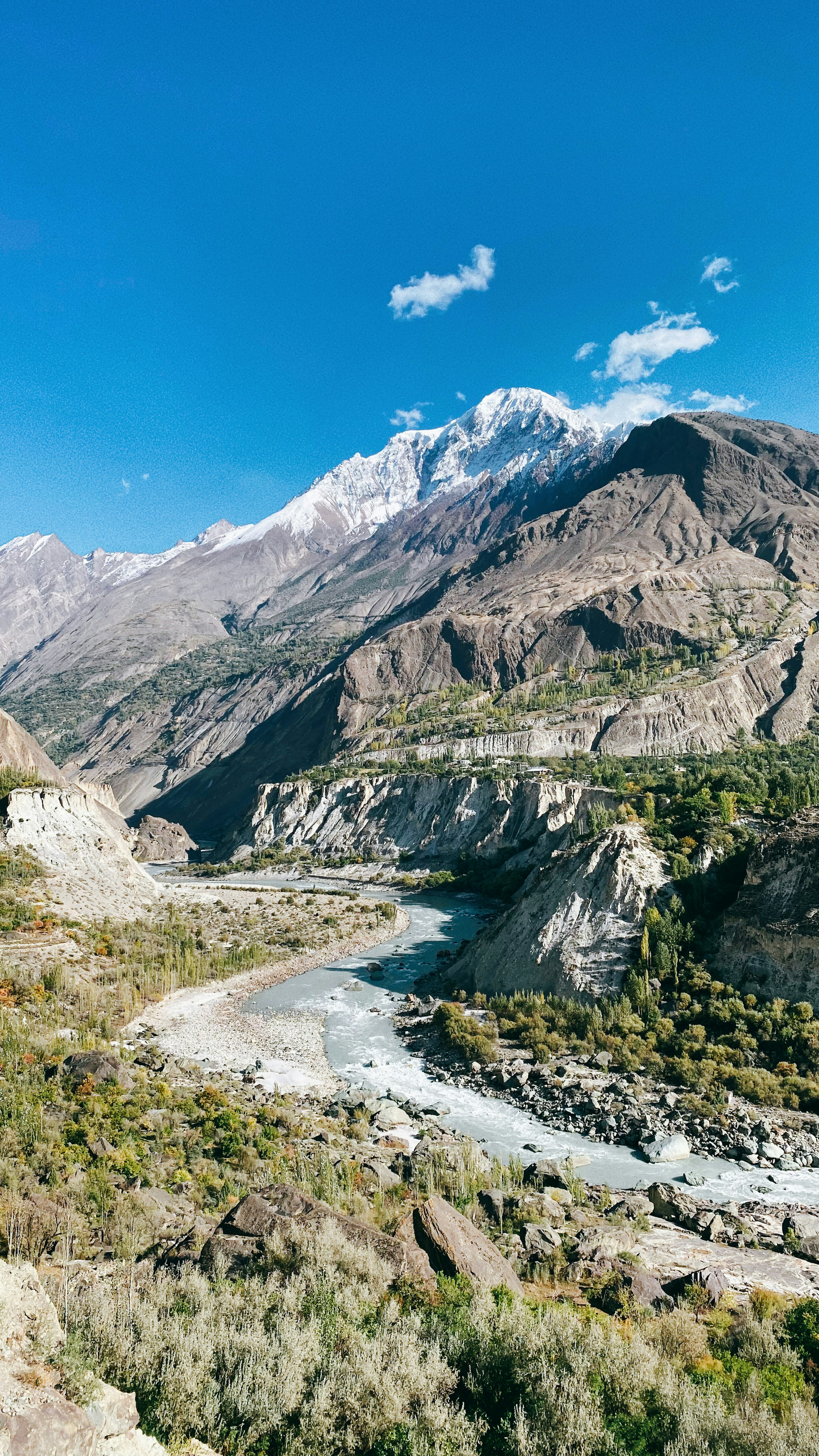 美丽的山脉和河流在晴朗蓝天下的风景