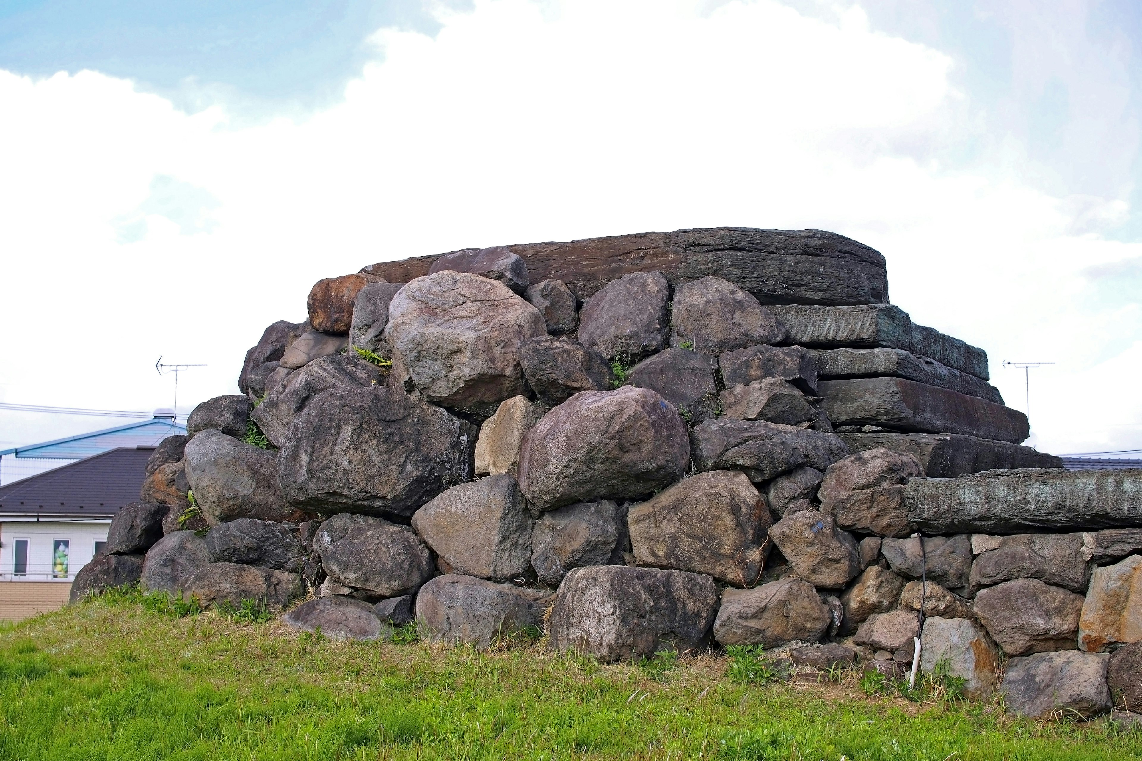 Estructura de piedra que se asemeja a un túmulo antiguo con rocas en capas