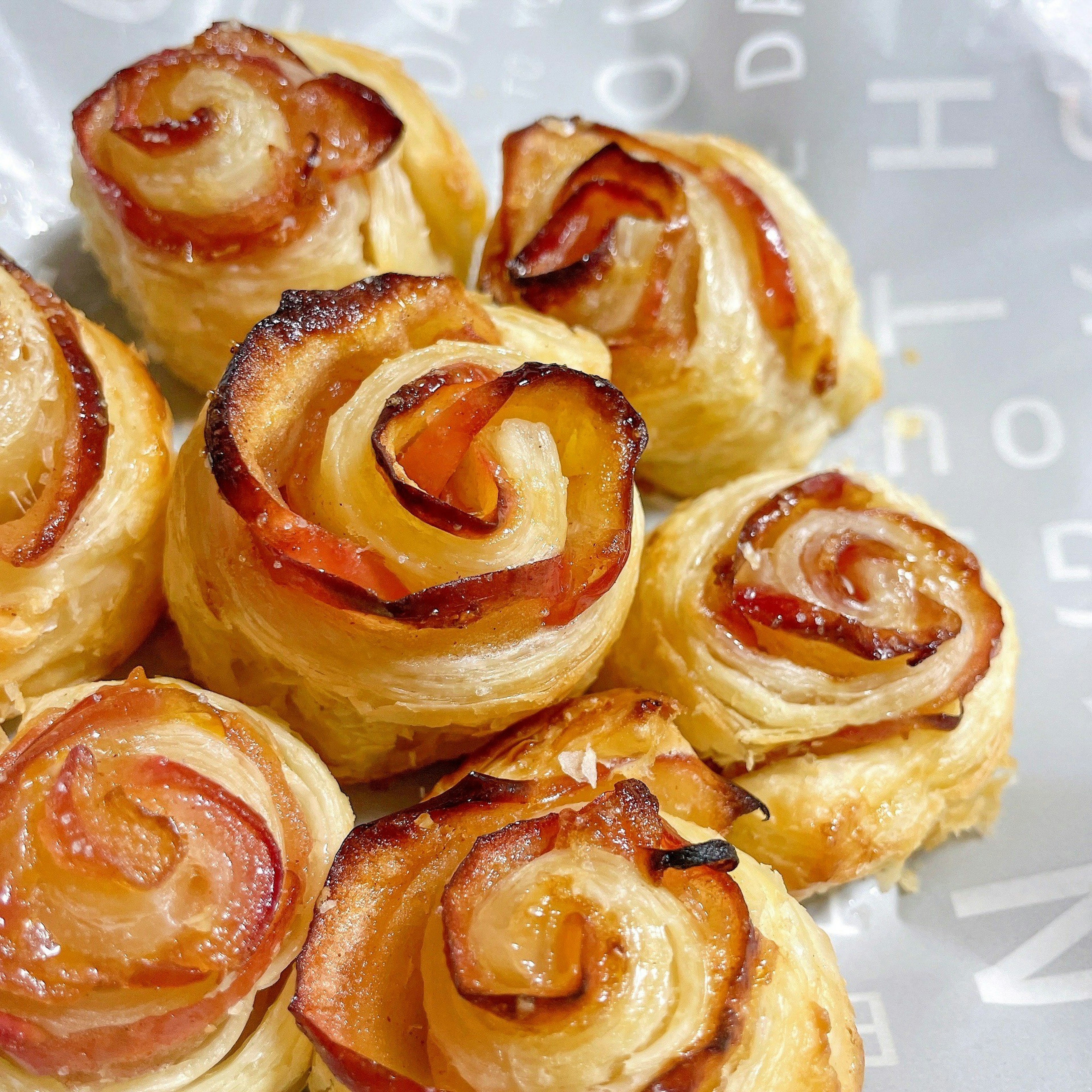 Rouleaux de jambon en forme de rose faits avec de la pâte feuilletée