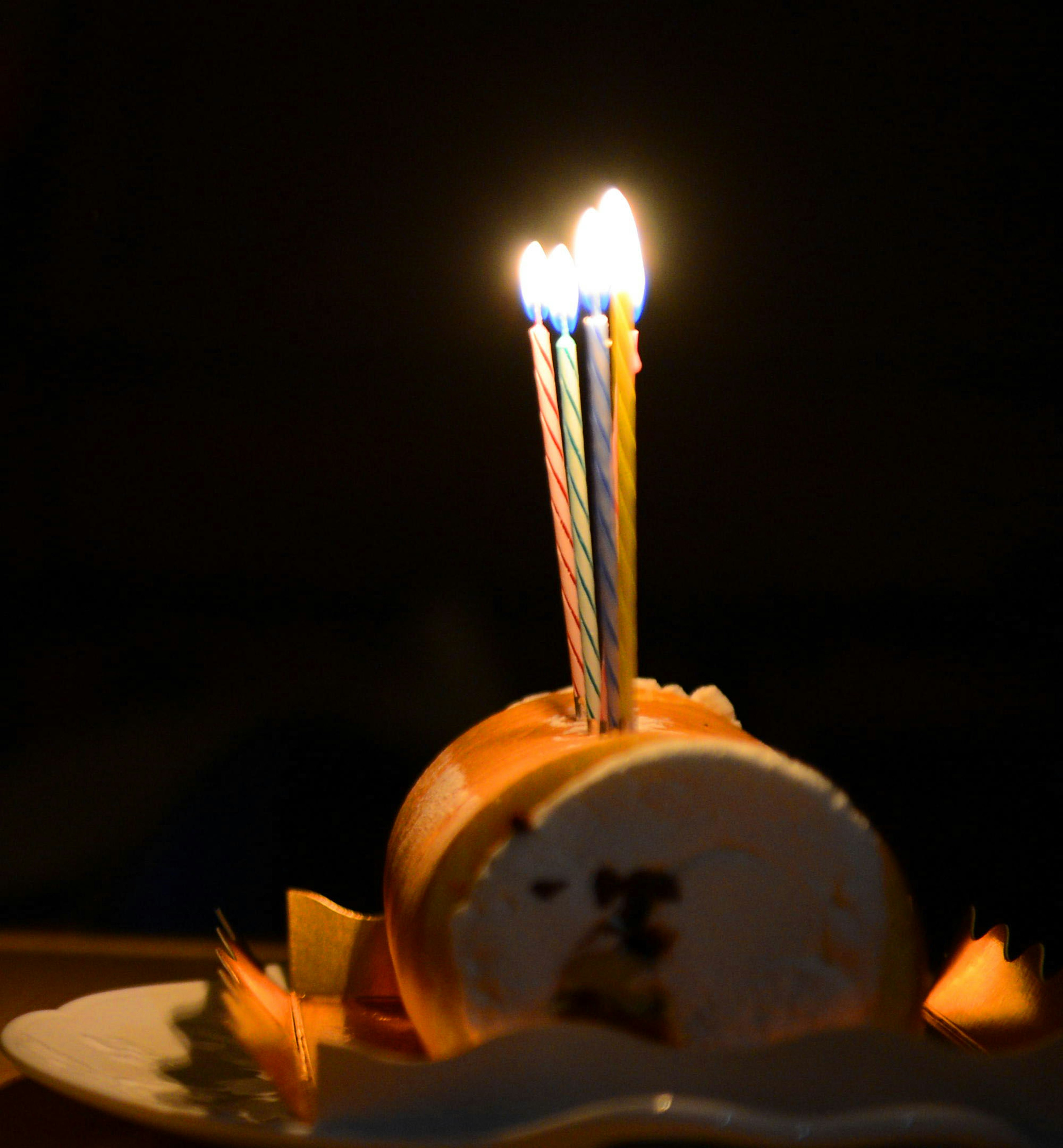 Imagen de un pastel de cumpleaños con tres velas encendidas