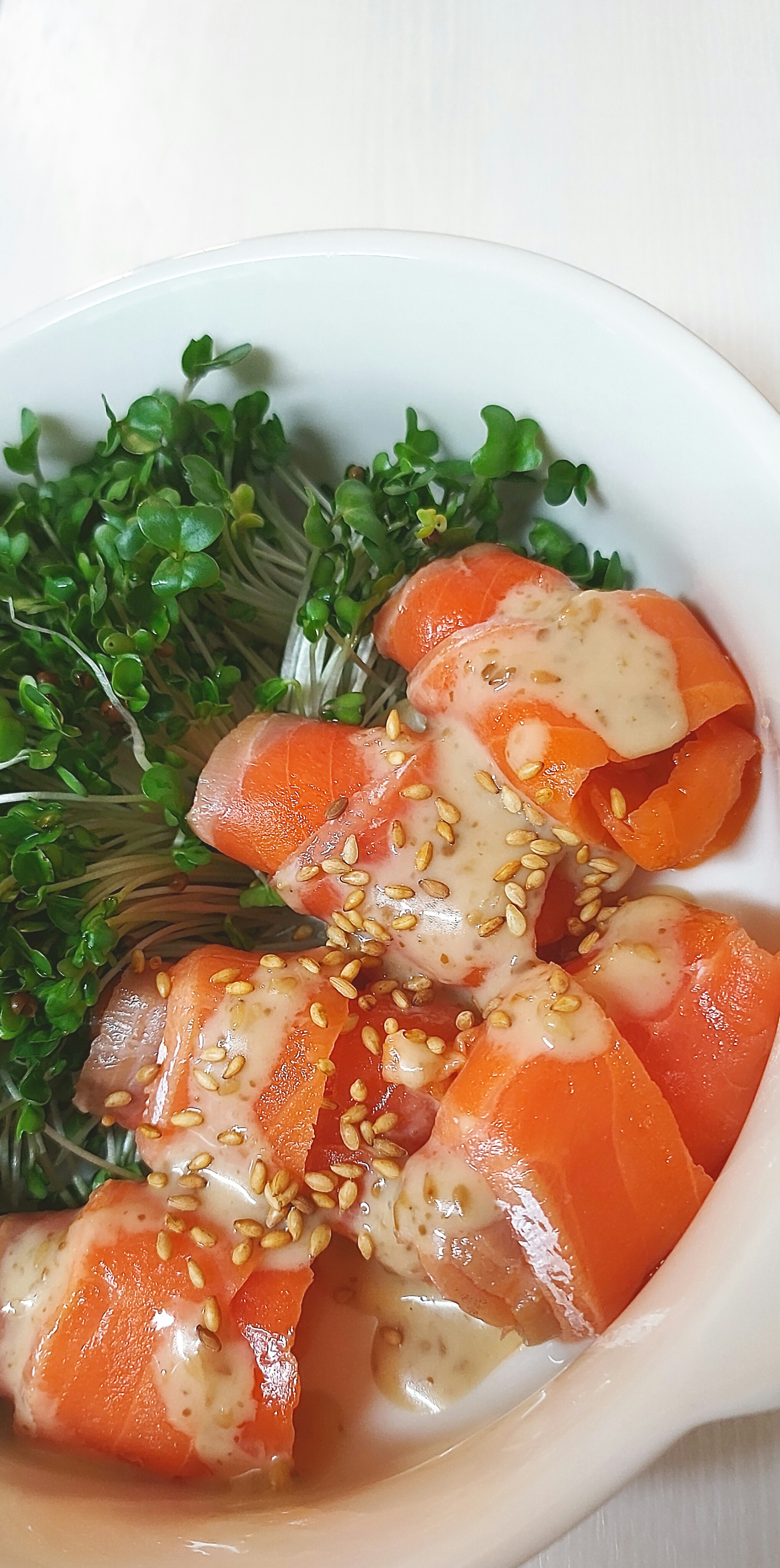 Rouleaux de saumon avec sauce au sésame et légumes frais