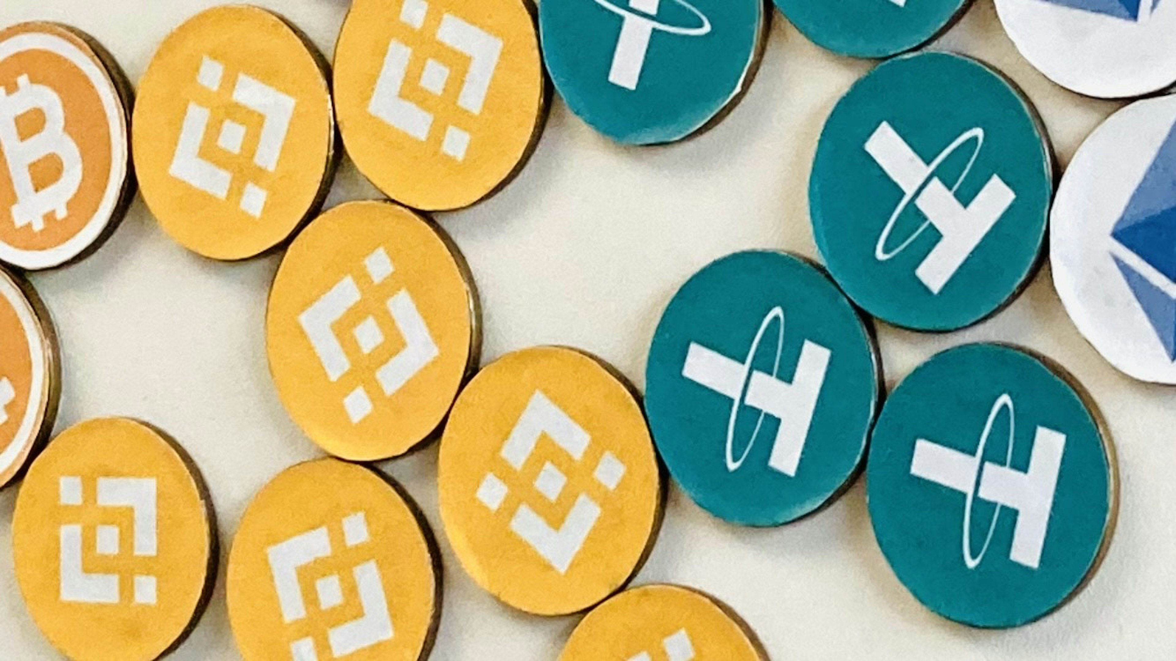 Monedas coloridas con los logotipos de Bitcoin, Ethereum y Tether