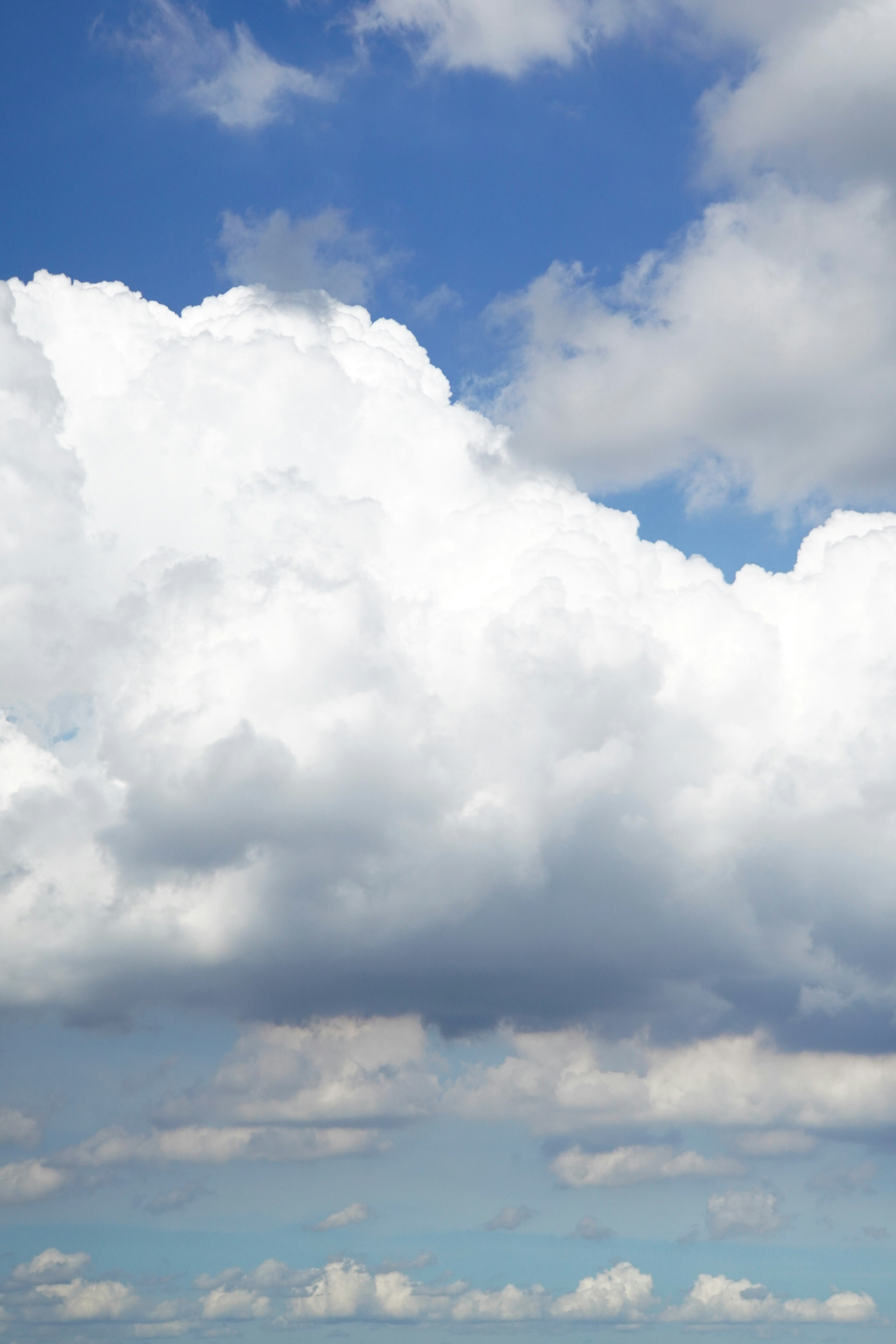 Lanskap dengan langit biru dan awan putih berbulu