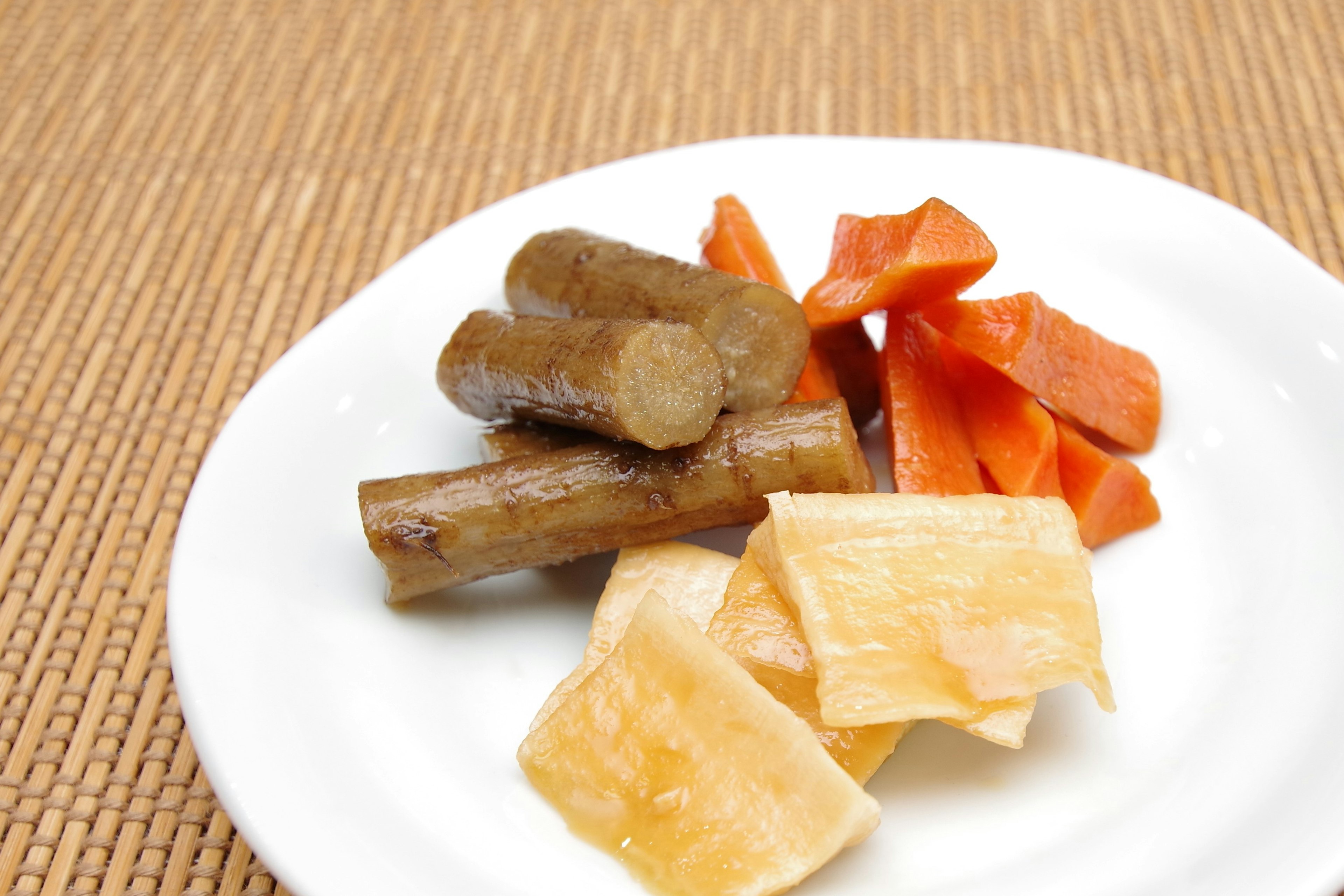 Plato de verduras de raíz variadas que incluyen zanahorias y taro