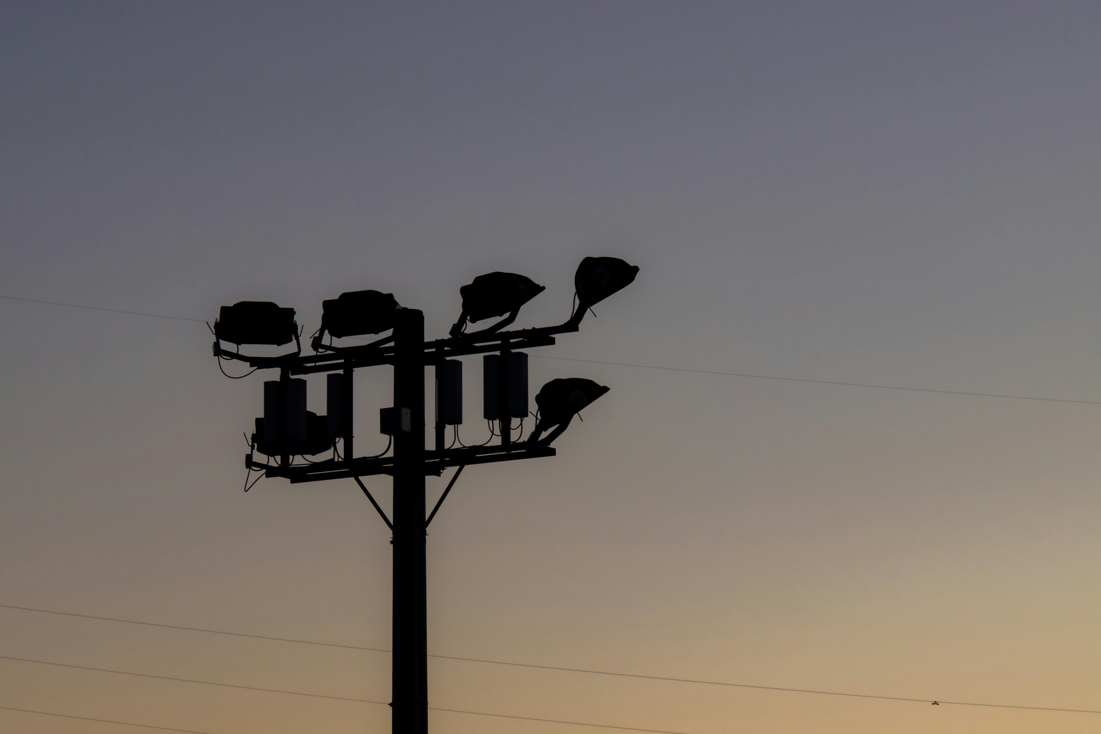 Silhouette d'un poteau de lampadaire contre un ciel au coucher du soleil