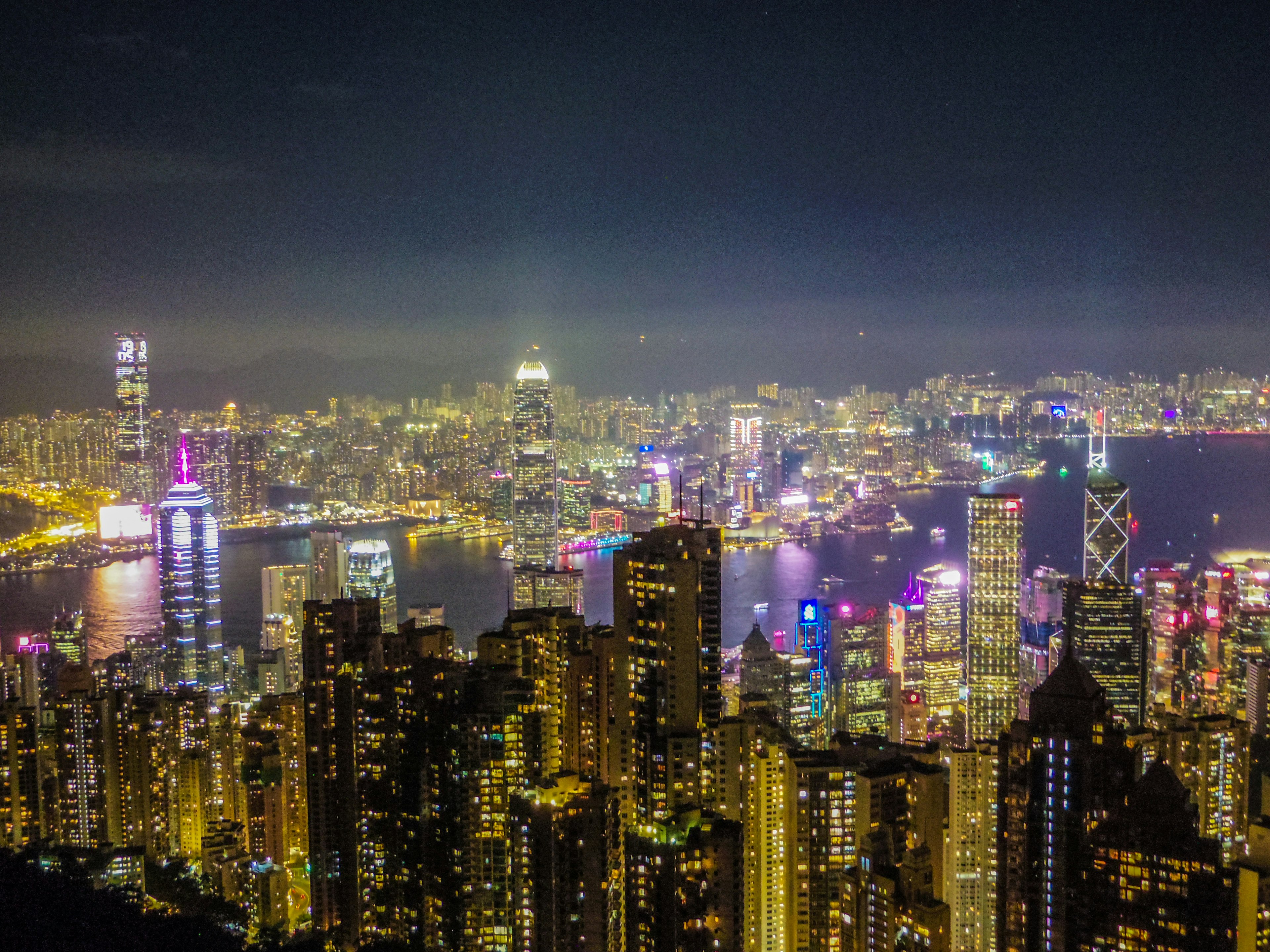 香港的壮观夜景，灯火辉煌的摩天大楼和港口