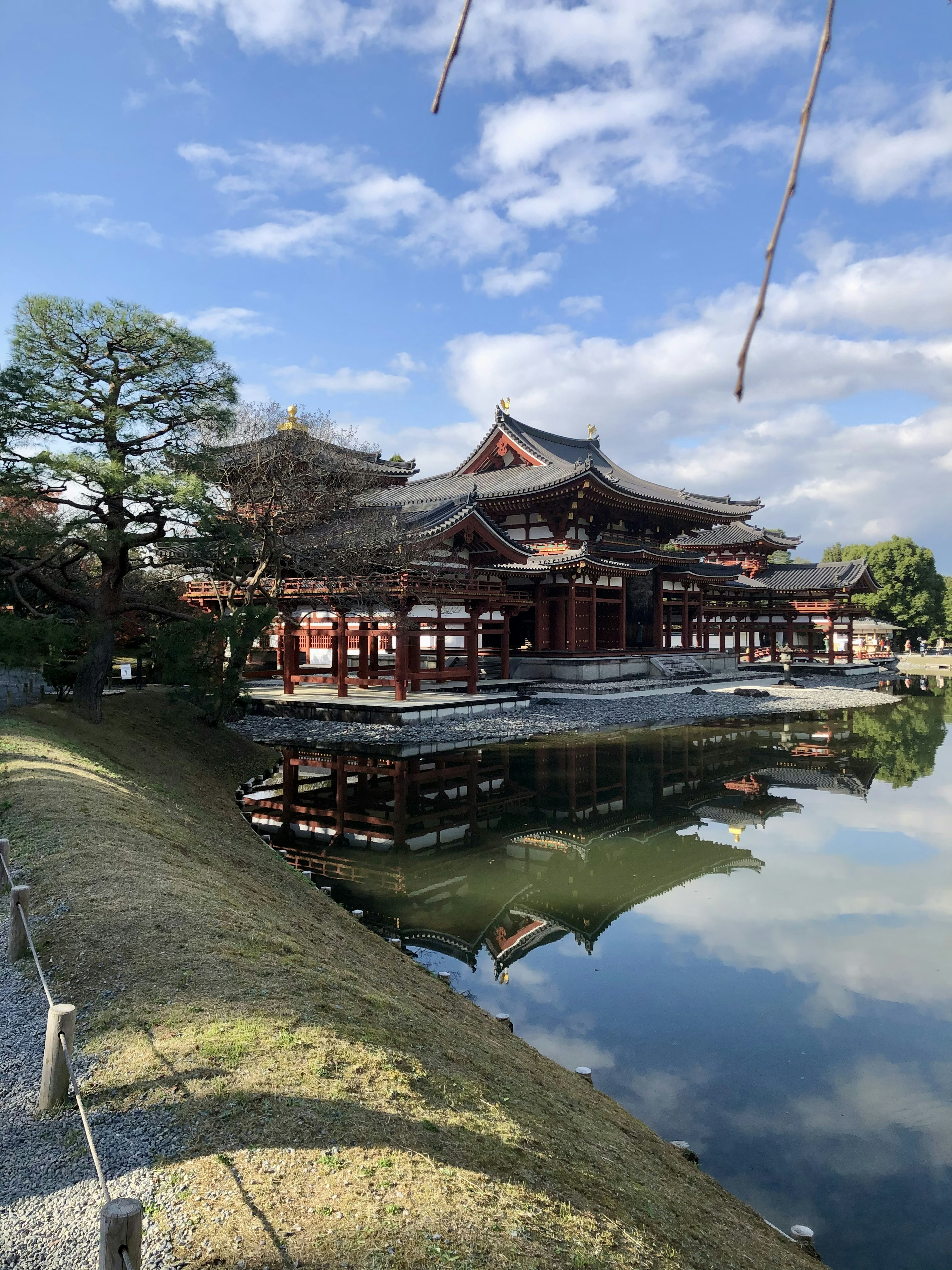 Schöne traditionelle japanische Architektur neben einem Teich