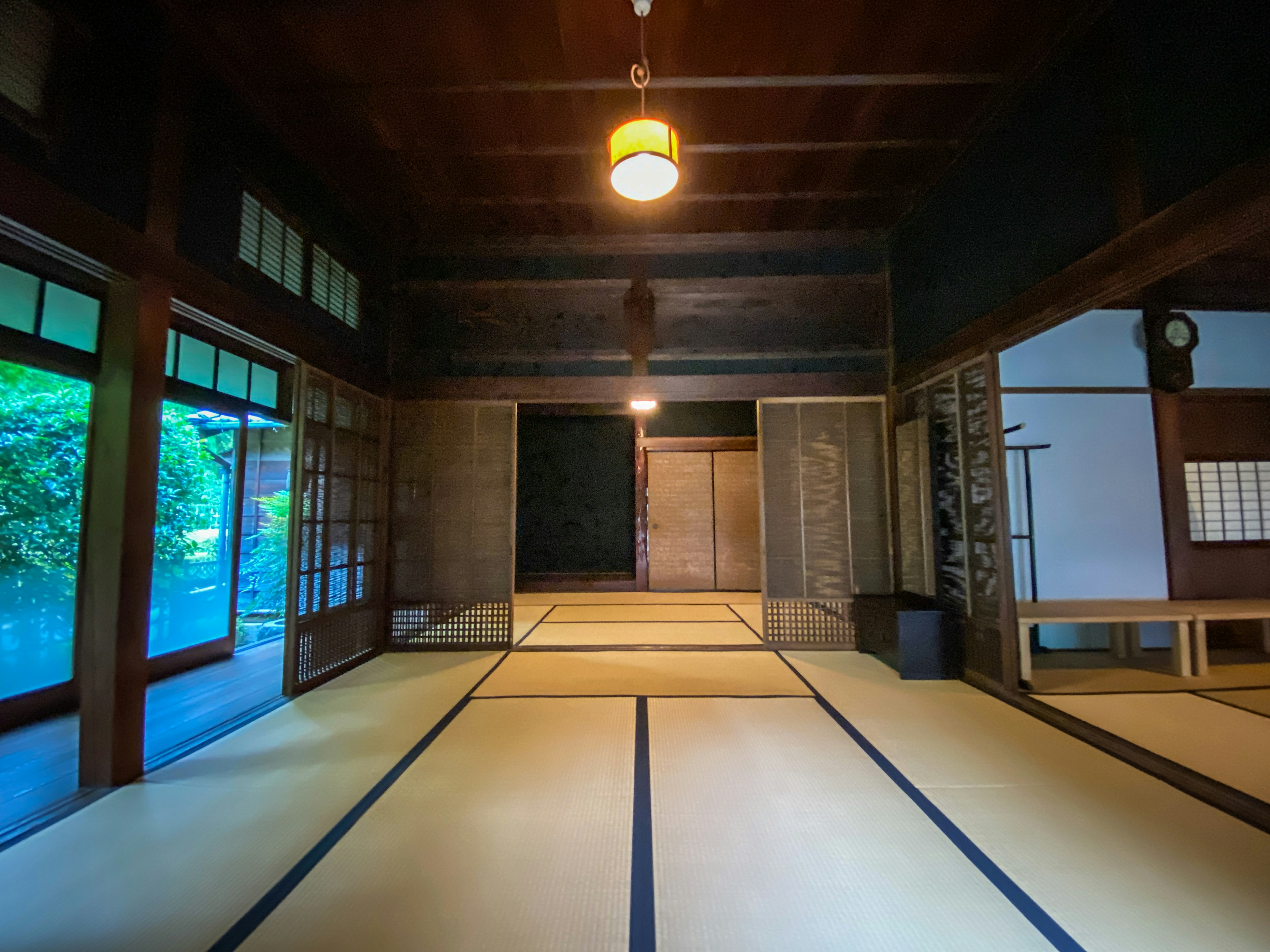 Interior ruang tradisional Jepang Dinding kayu dengan layar shoji Lantai tatami dan pencahayaan bergaya Jepang