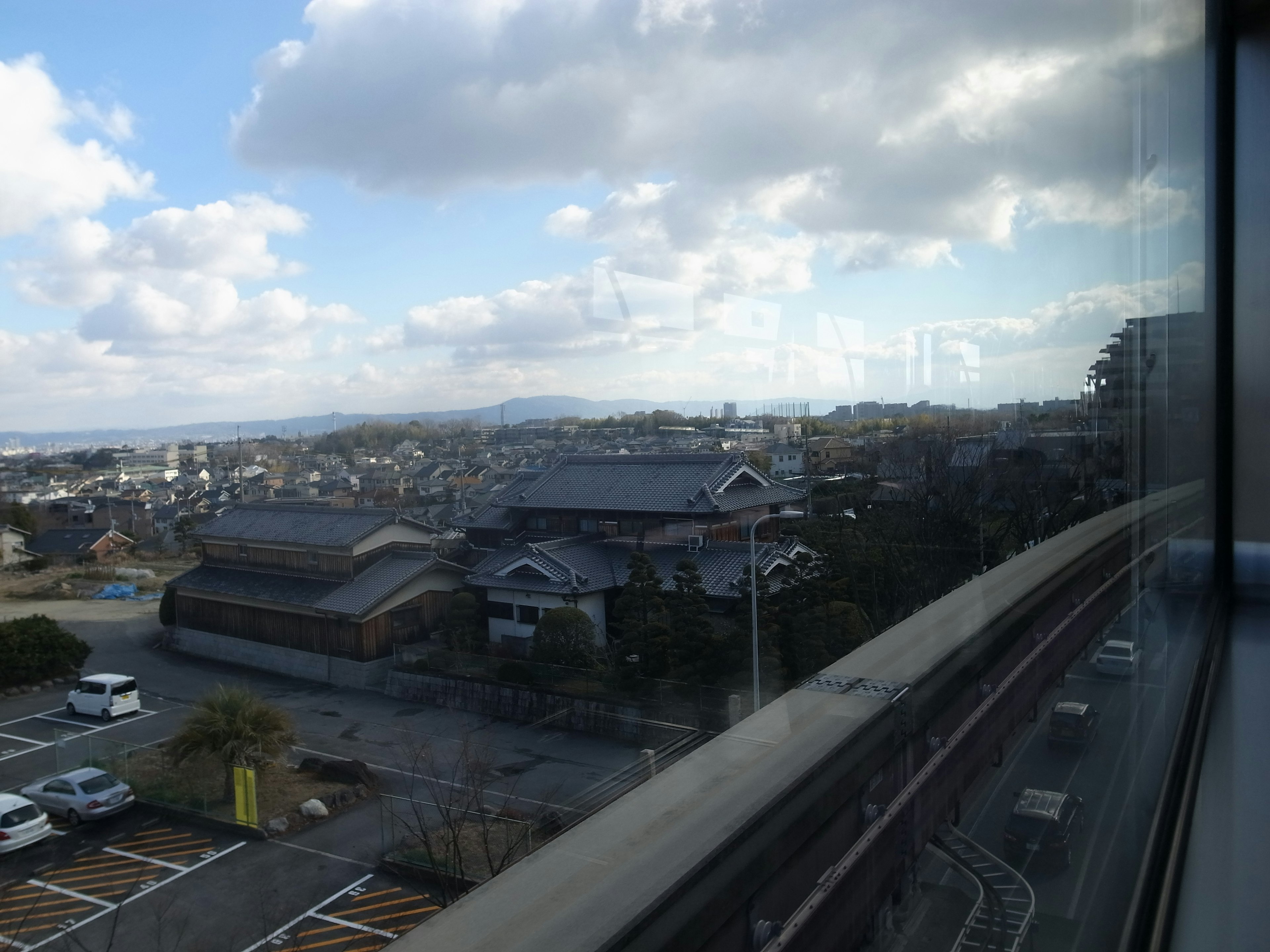 窓から見える町の風景と青空