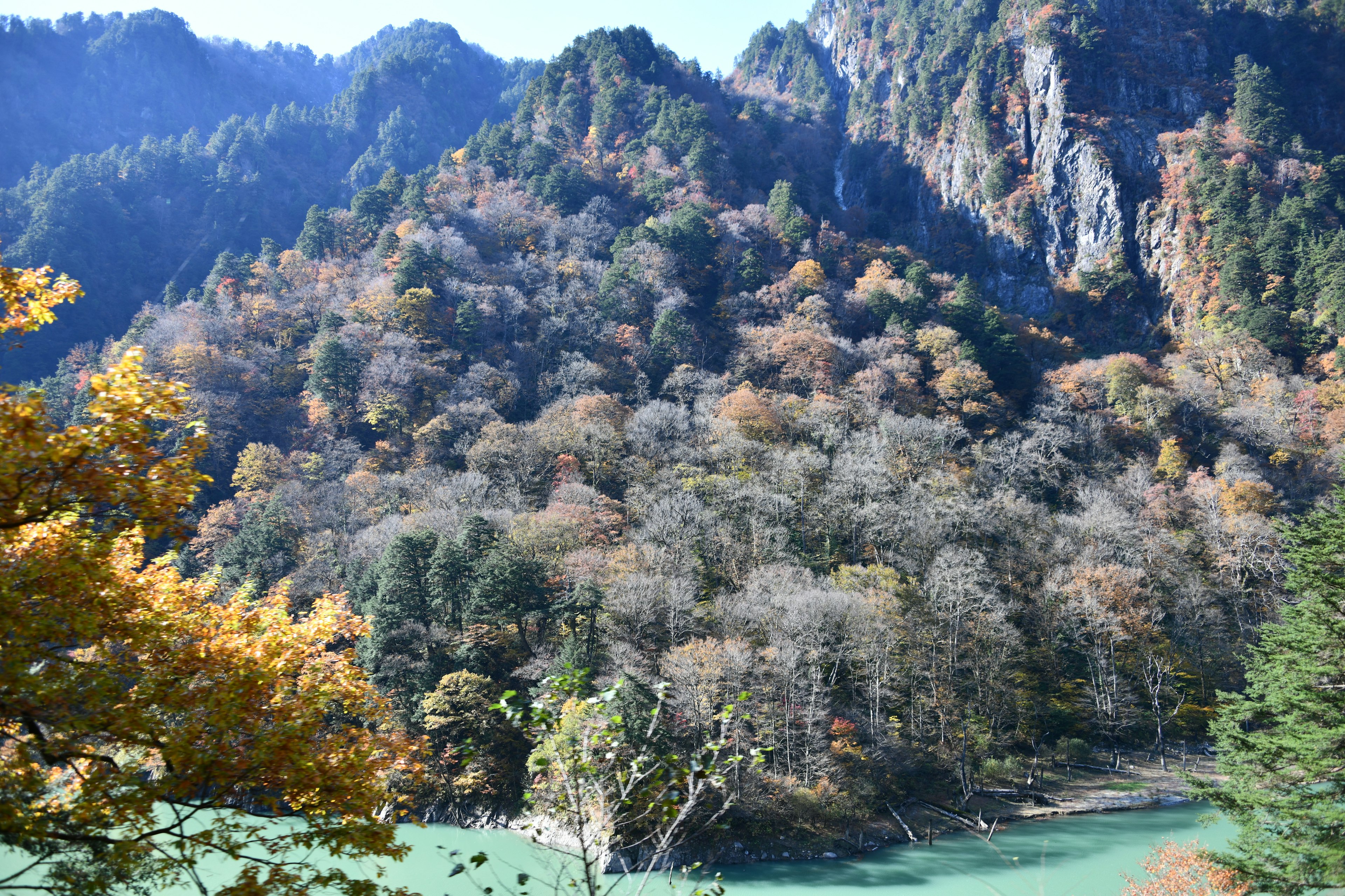 蓝色河流与秋天山脉的风景