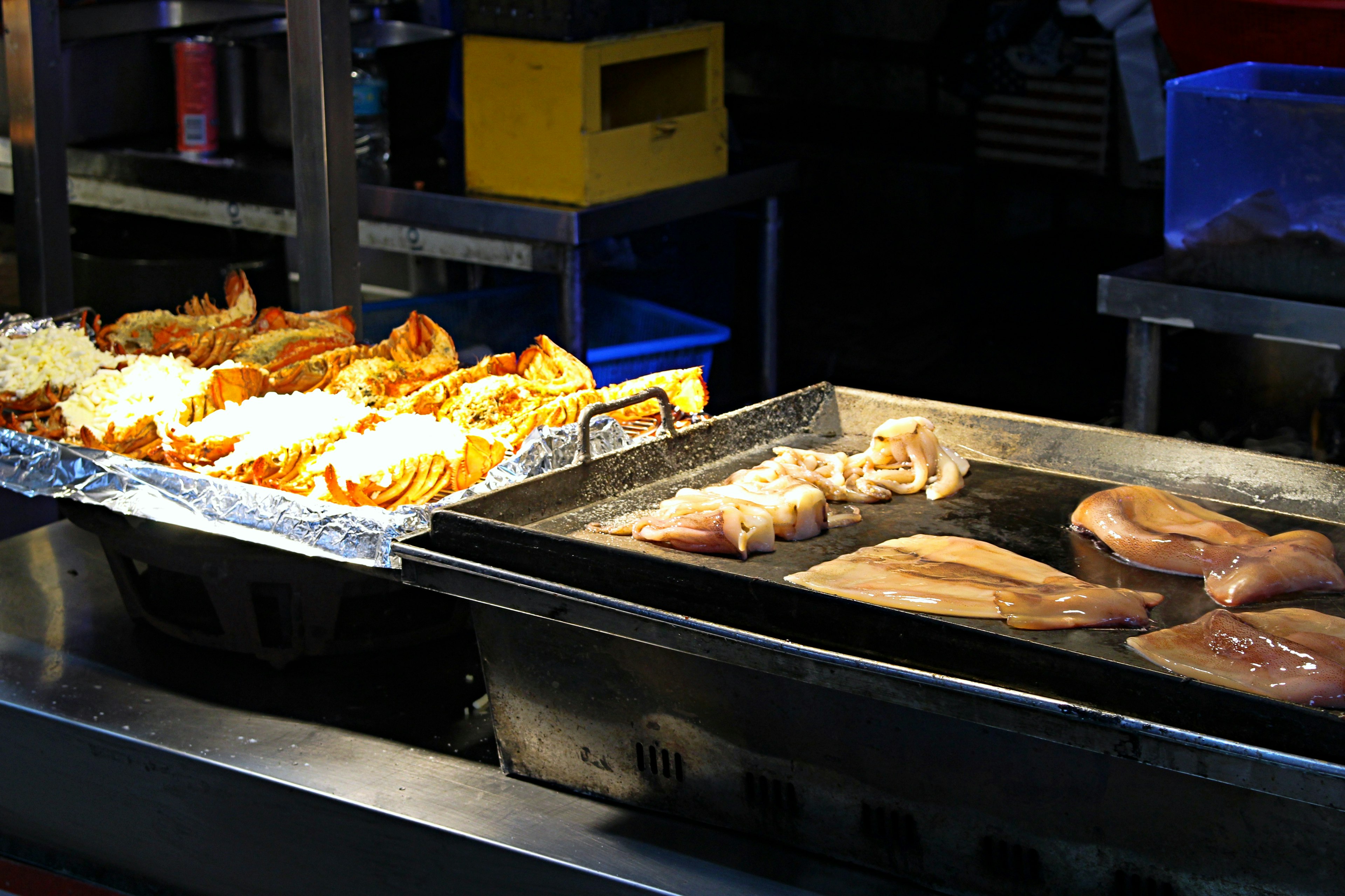 Stand de nourriture de rue avec des plats frits et des viandes grillées