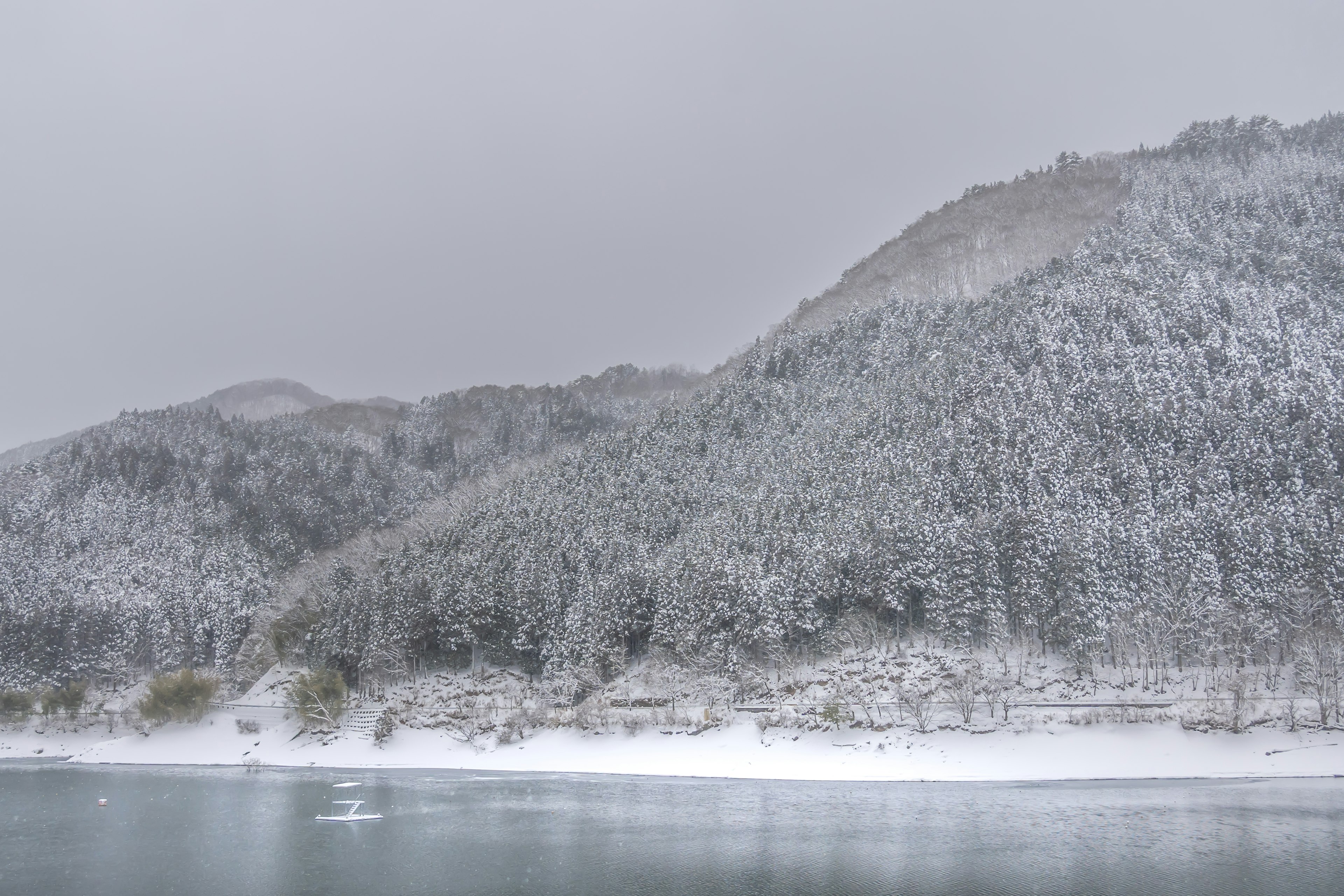 冬季景觀，雪覆蓋的山脈和寧靜的湖泊