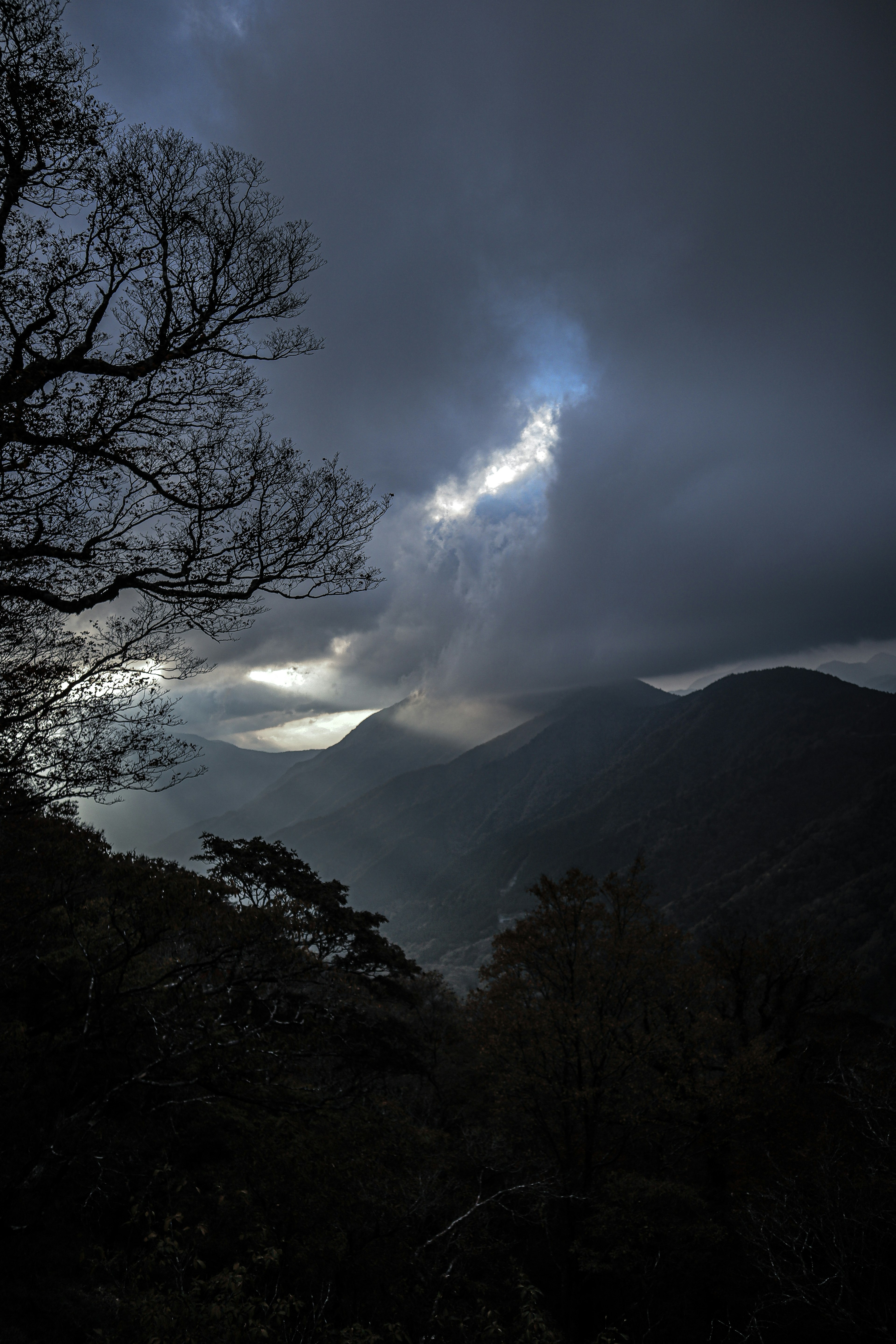 雲層密布的山景和柔和的光線