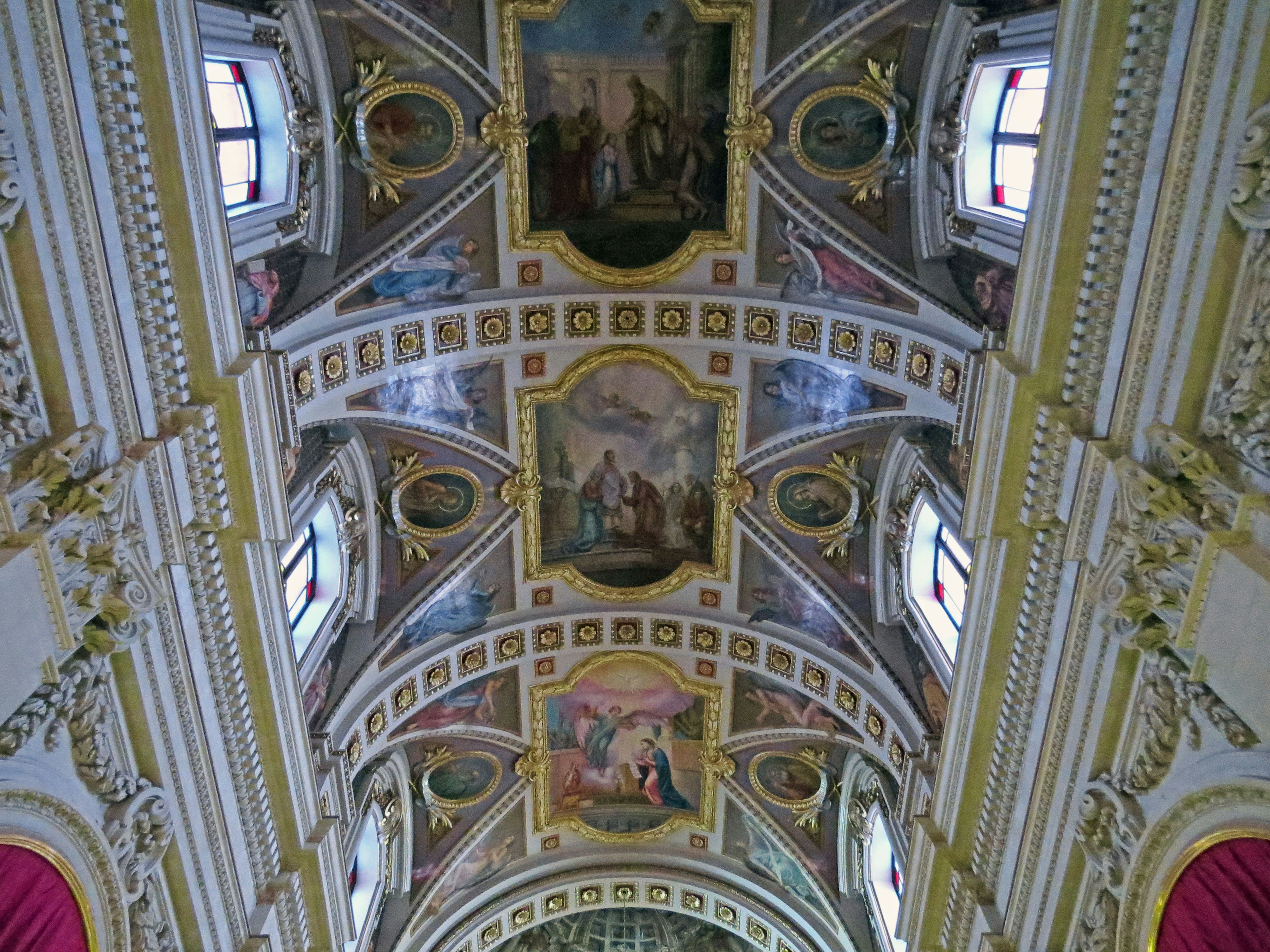 Interior gereja dengan dekorasi dan lukisan langit-langit yang indah