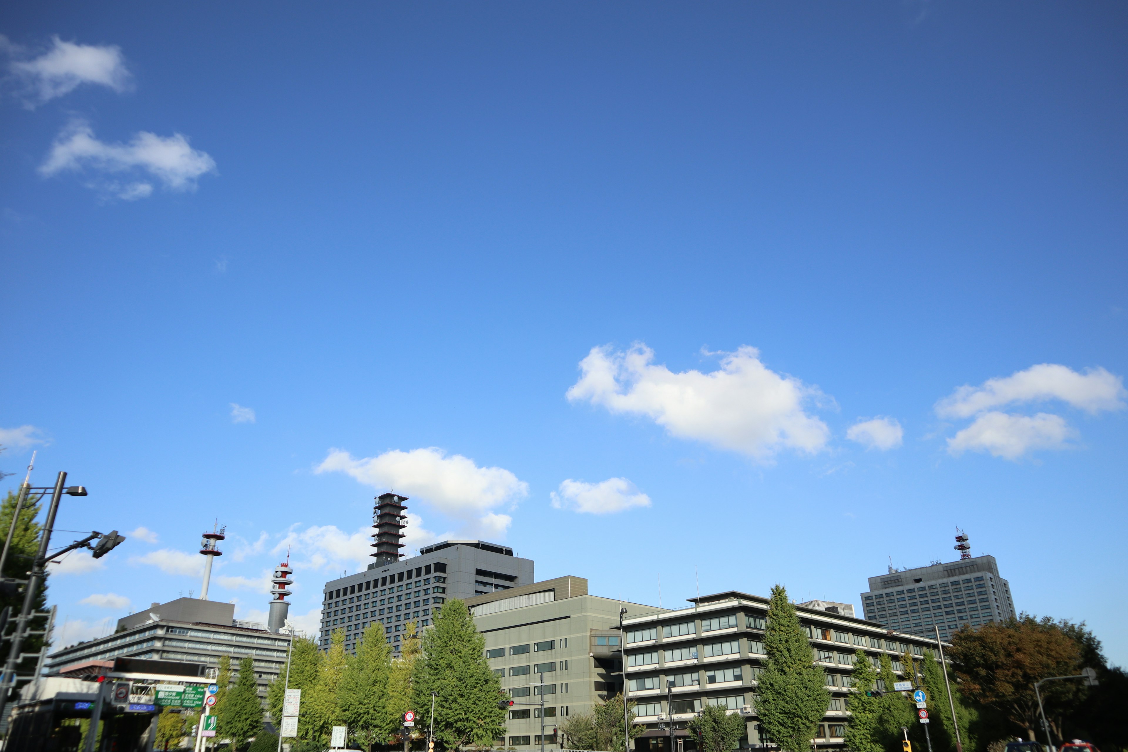 Paisaje urbano con cielo azul claro y edificios