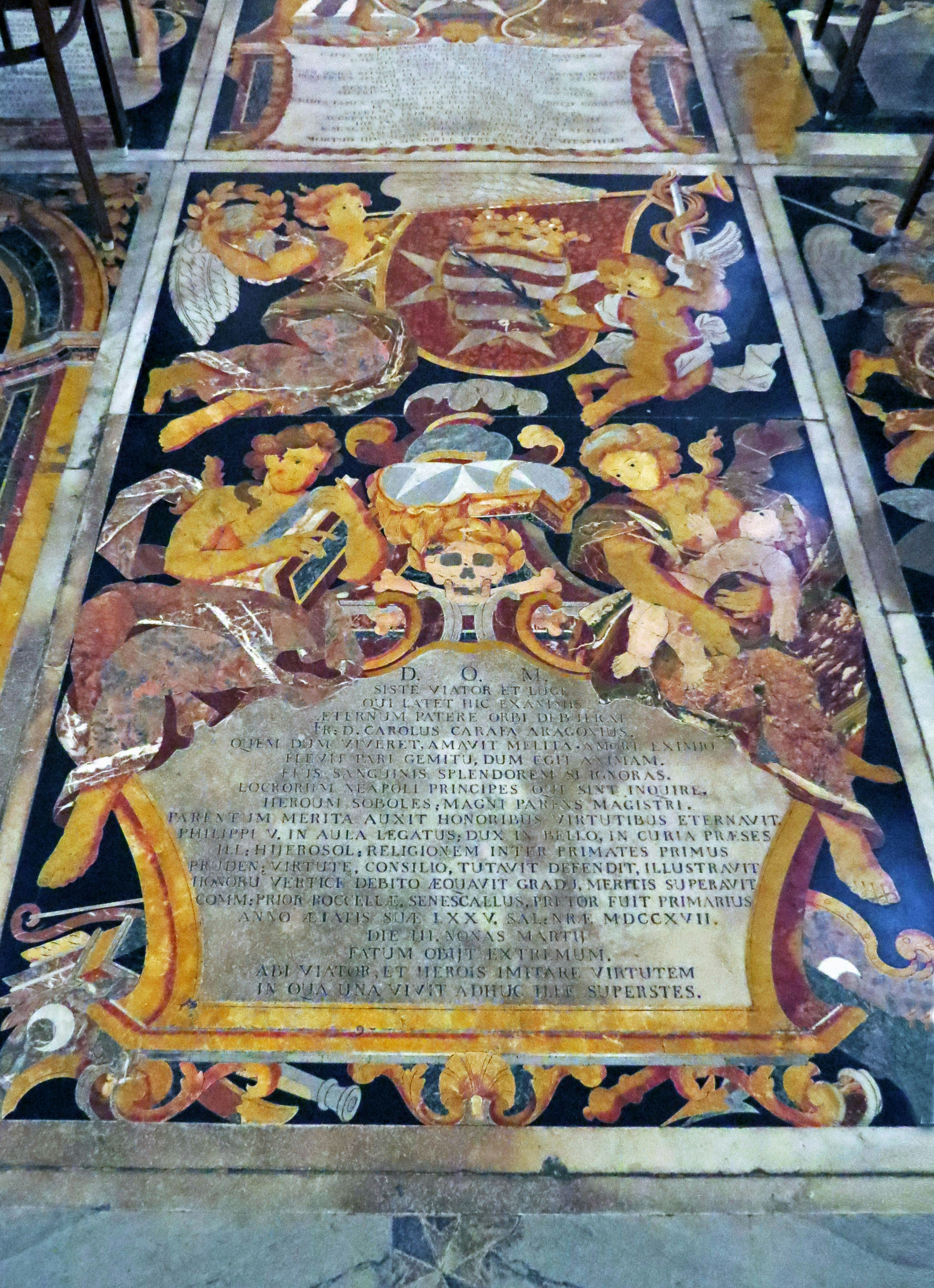 Mosaico decorativo del pavimento della chiesa colori vivaci e iscrizioni antiche