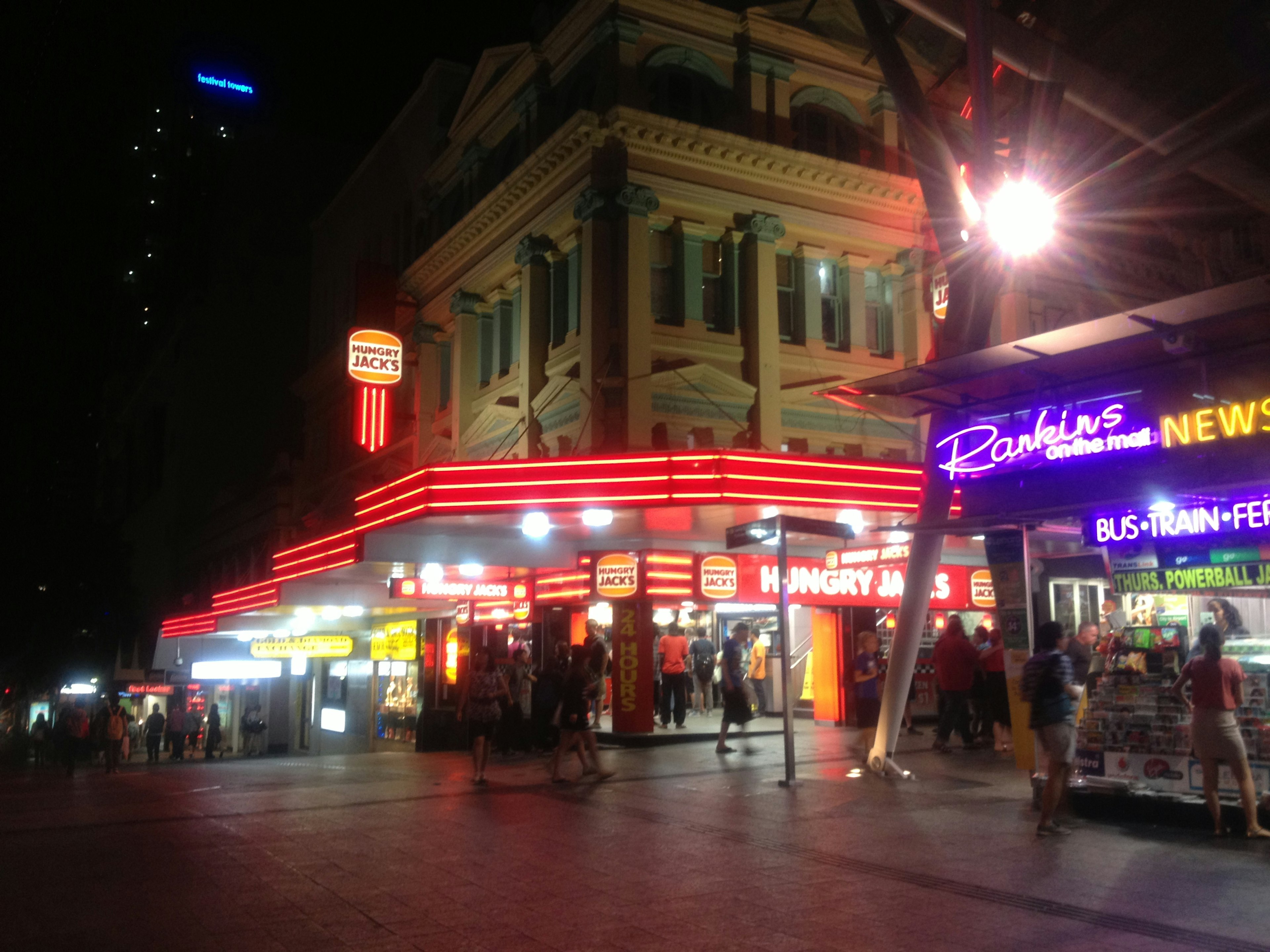 Edificio retro con insegne al neon luminose di notte