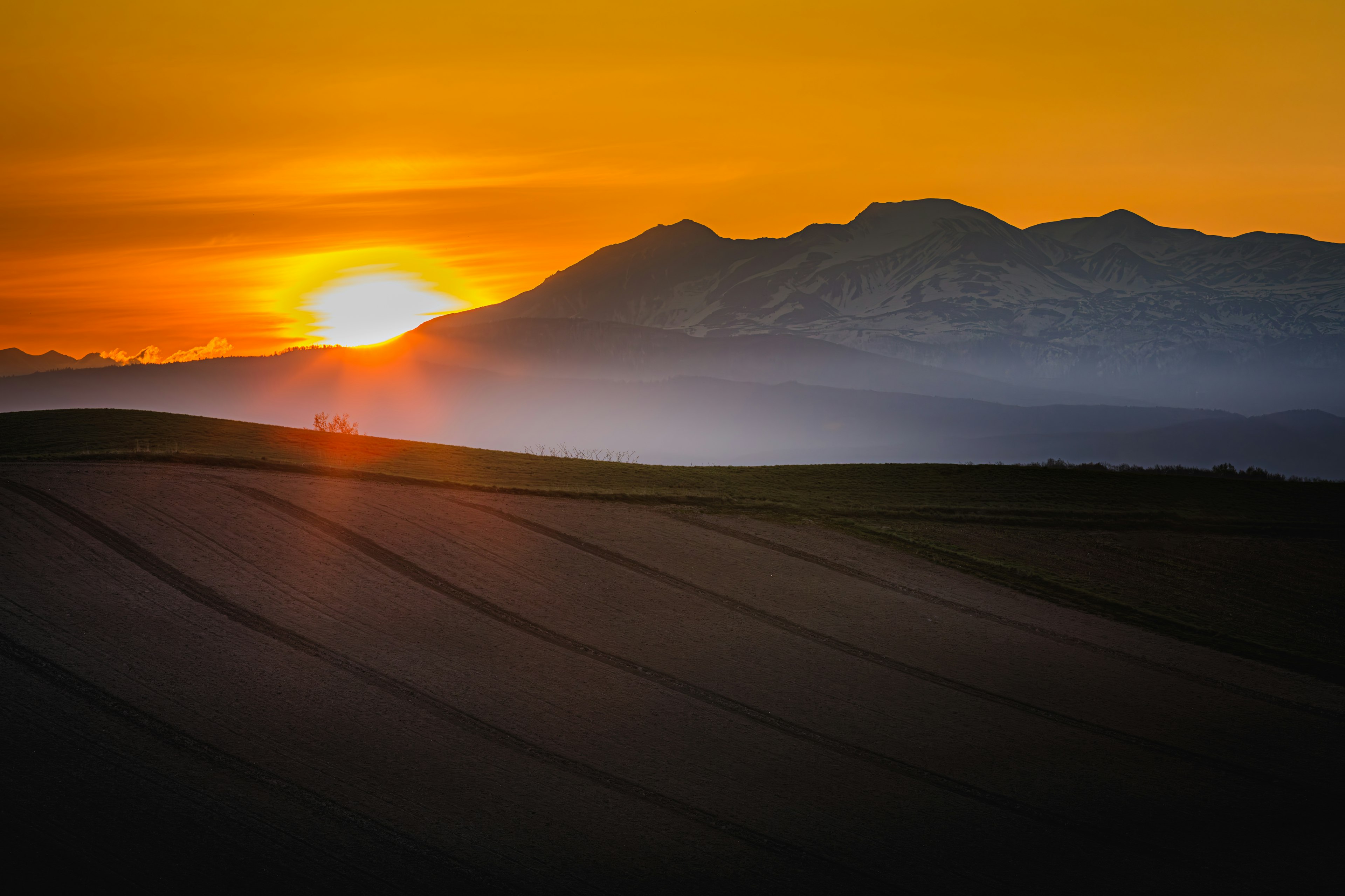 美しい夕日が山の背後に沈む風景