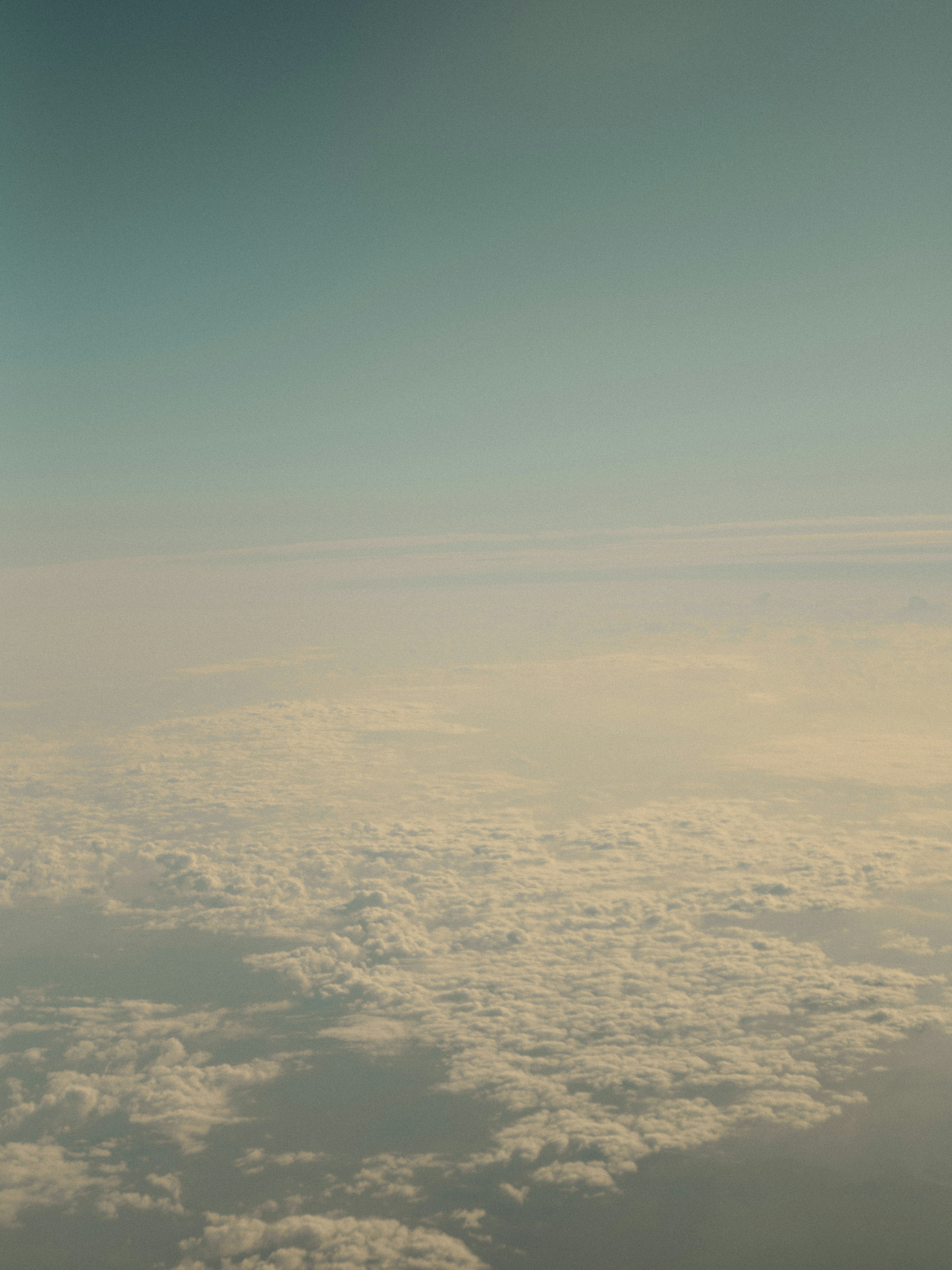 Vista aérea de nubes bajo un cielo despejado