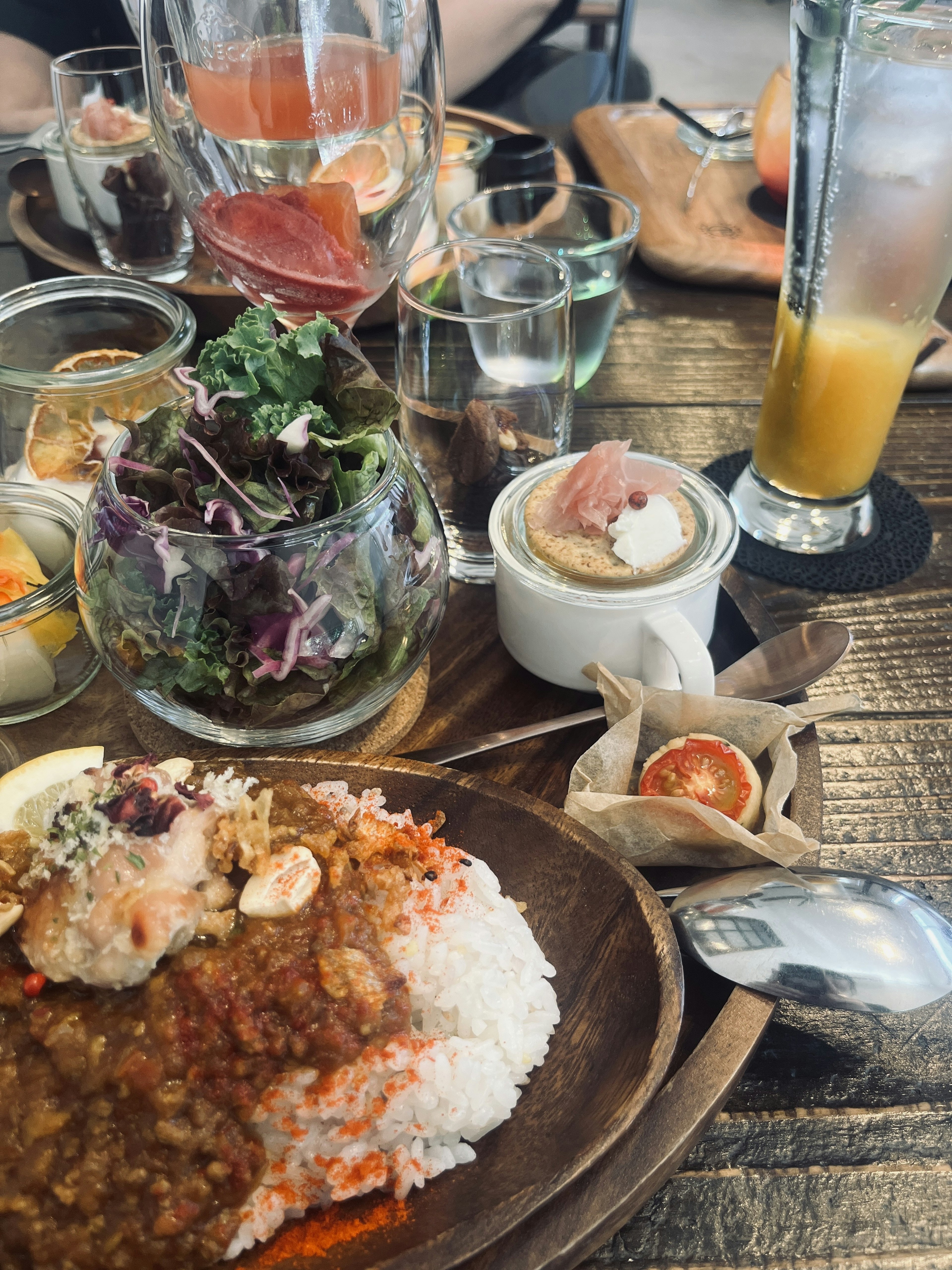 Un plat délicieux comprenant une salade fraîche et des plats de fruits de mer riches