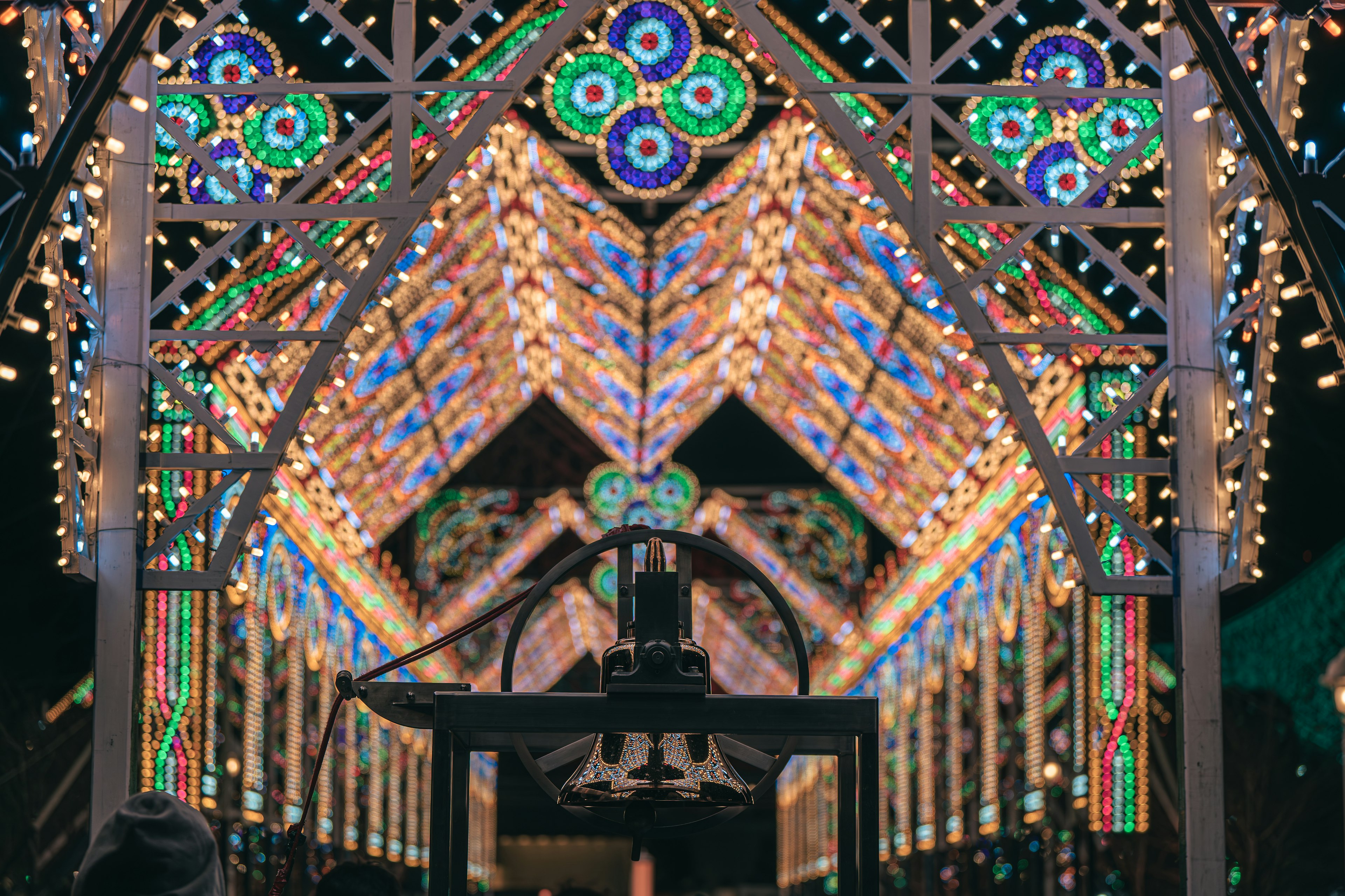 Une magnifique arche de lumières colorées créant une atmosphère festive