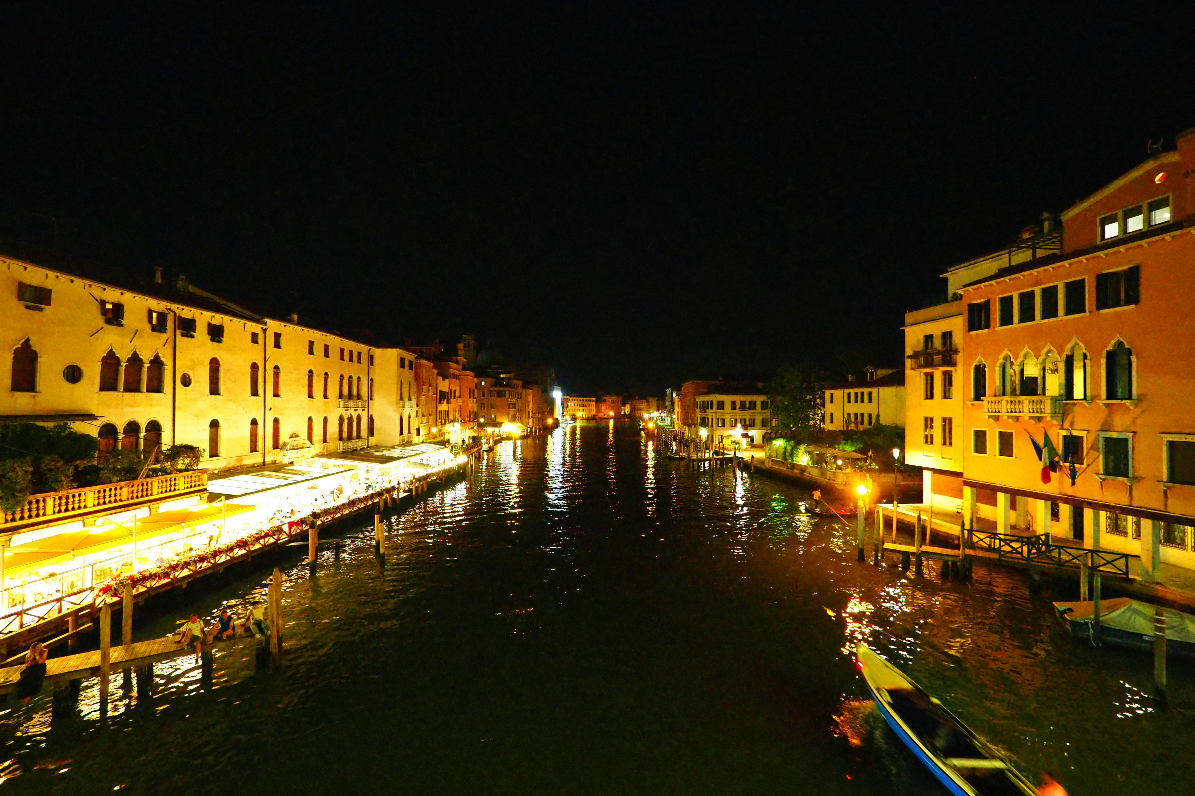 Bella vista di un canale veneziano e edifici di notte