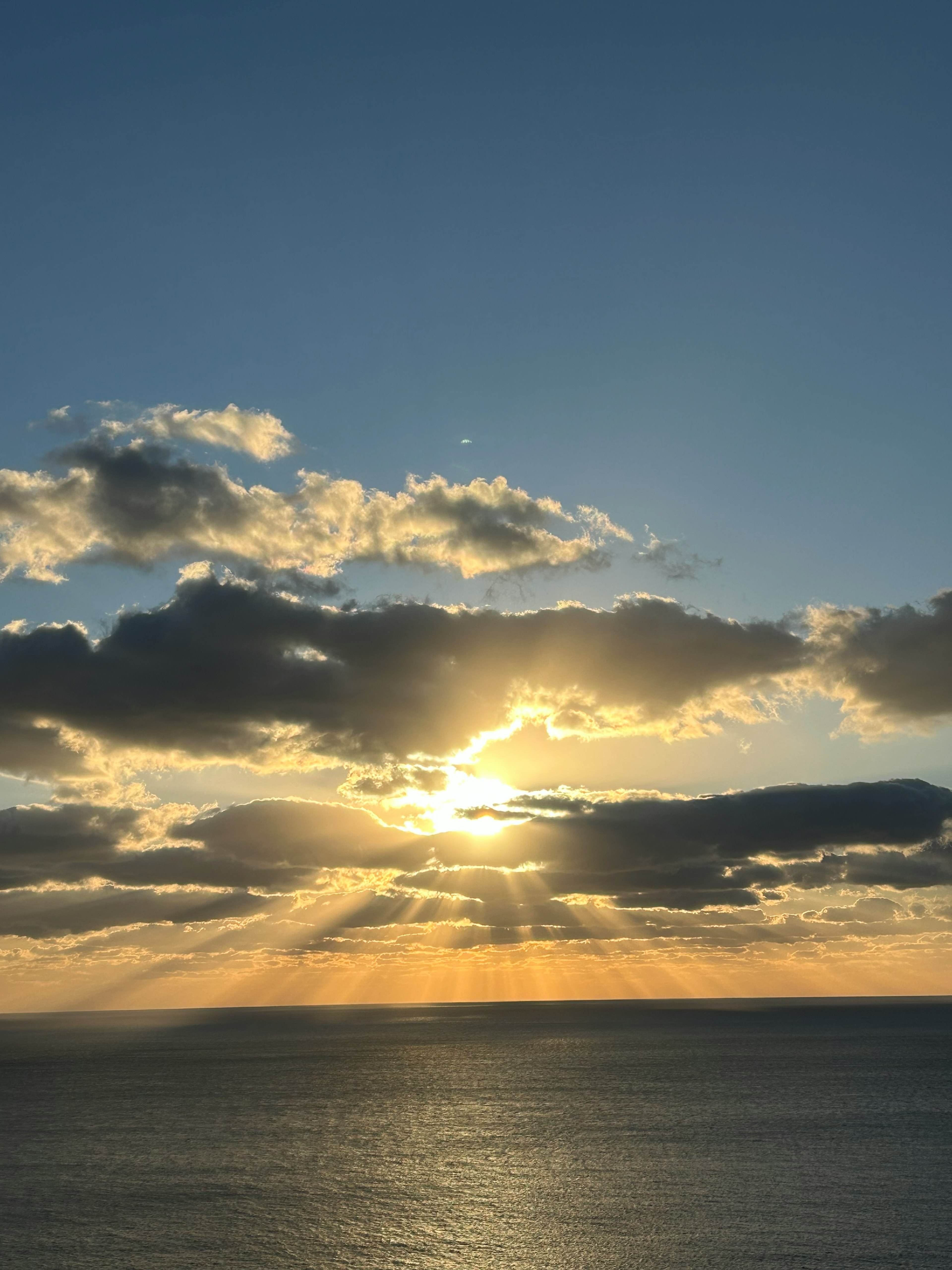 海の上に昇る太陽と雲の美しい風景