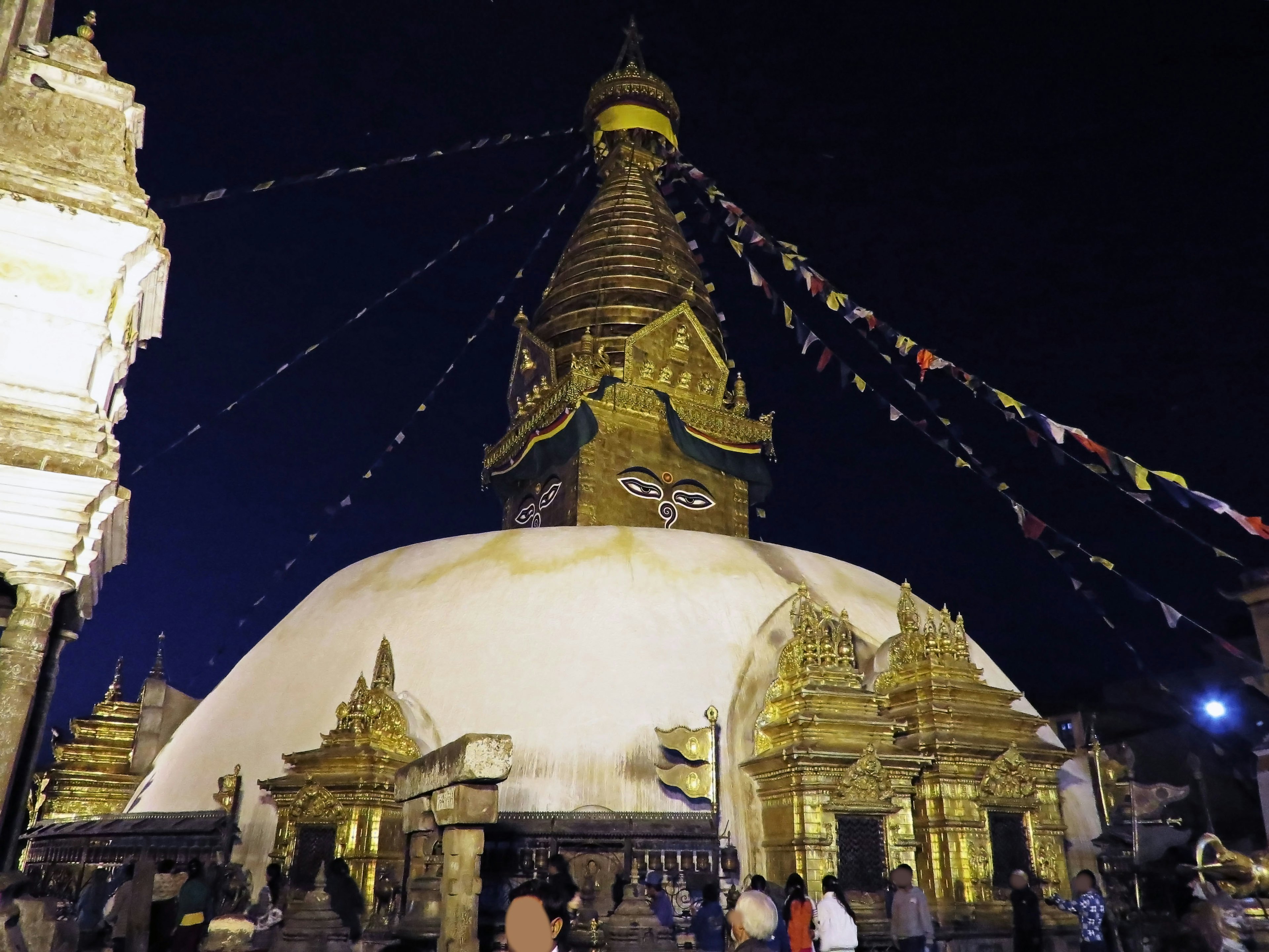 Stupa di Swayambhunath di notte con architettura circostante