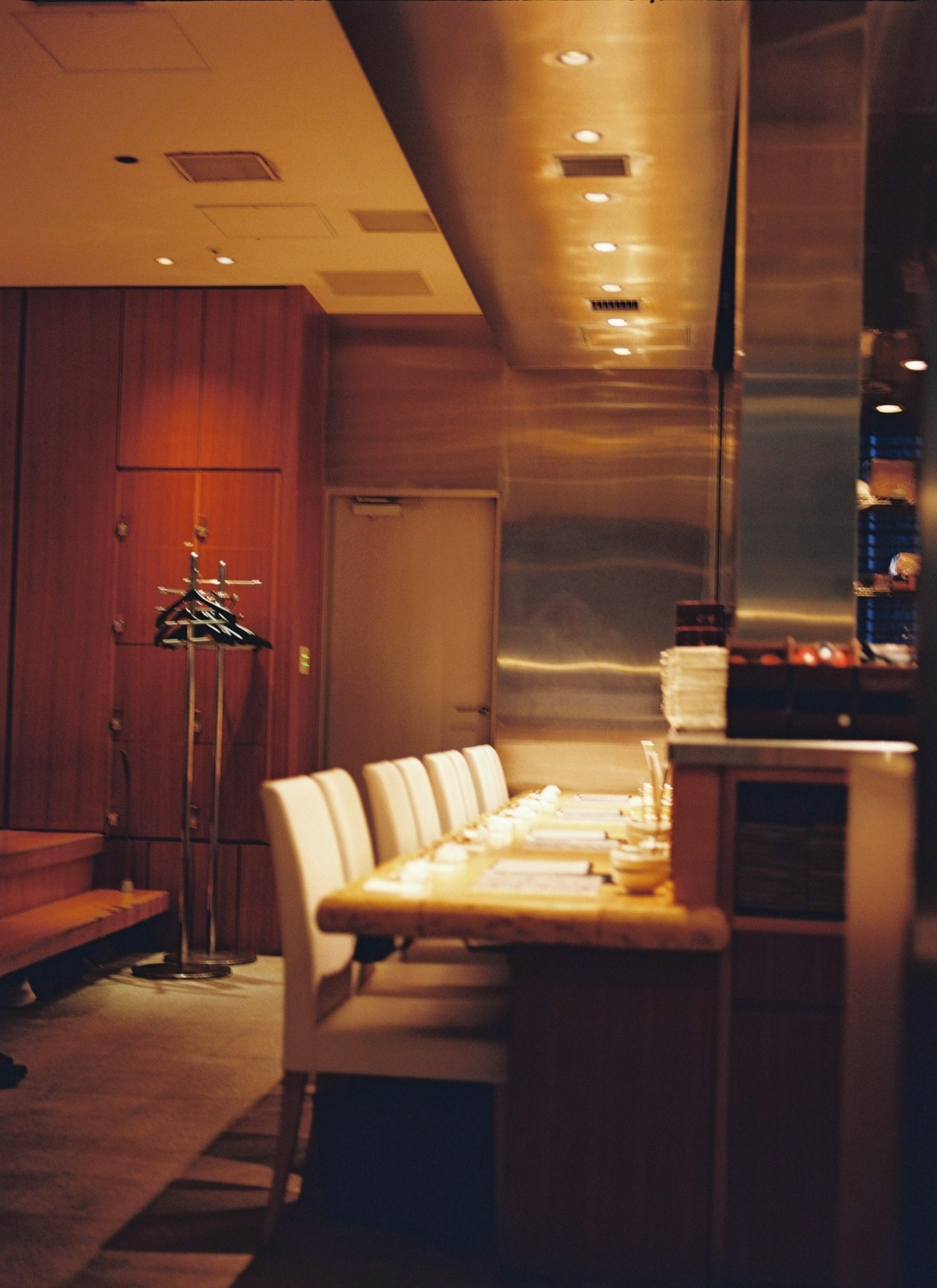 Intérieur élégant d'un restaurant haut de gamme avec des chaises blanches et des tables en bois