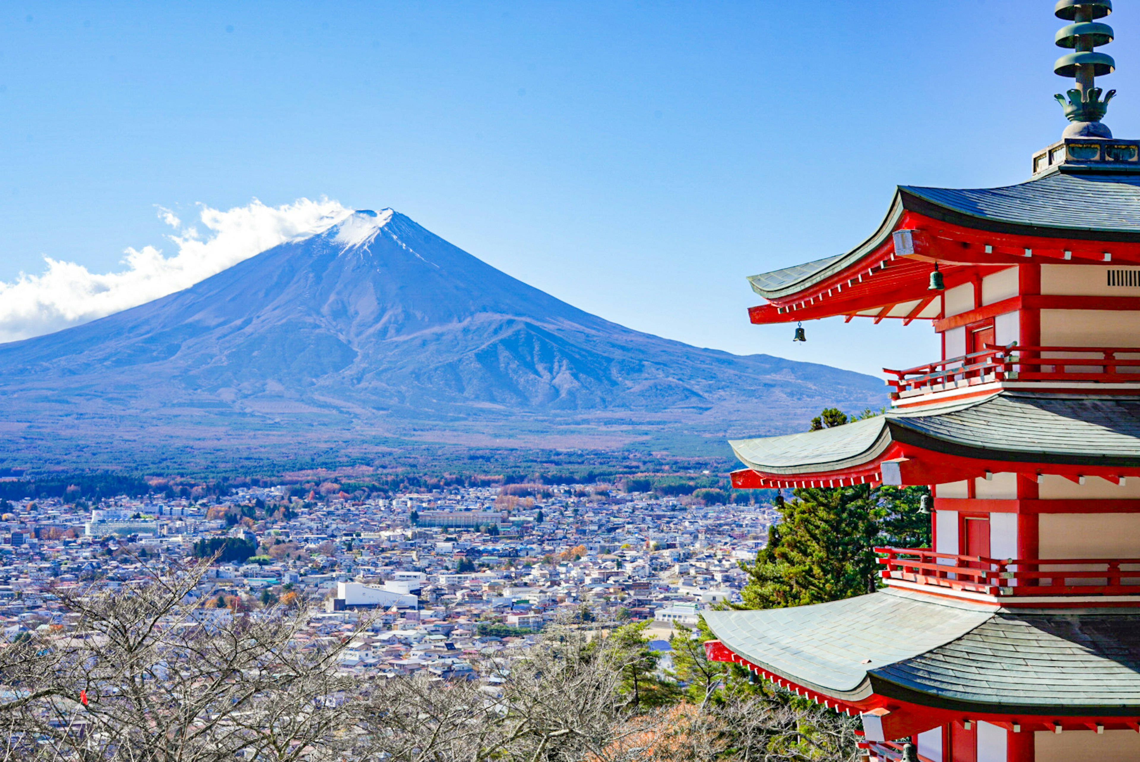 美しい富士山と赤い五重塔の風景